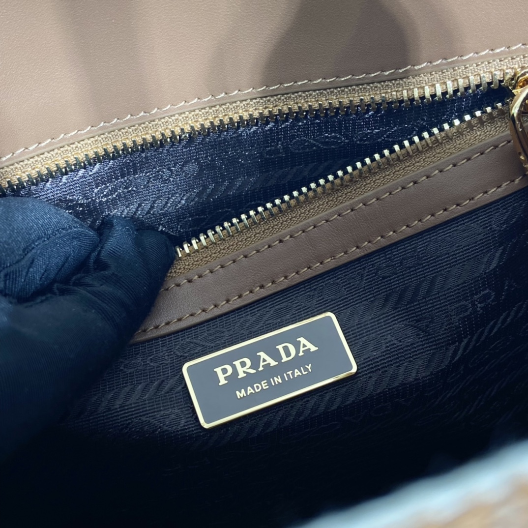 Pra*a small tote in saffiano leather 1ba354-28*22*9cm
