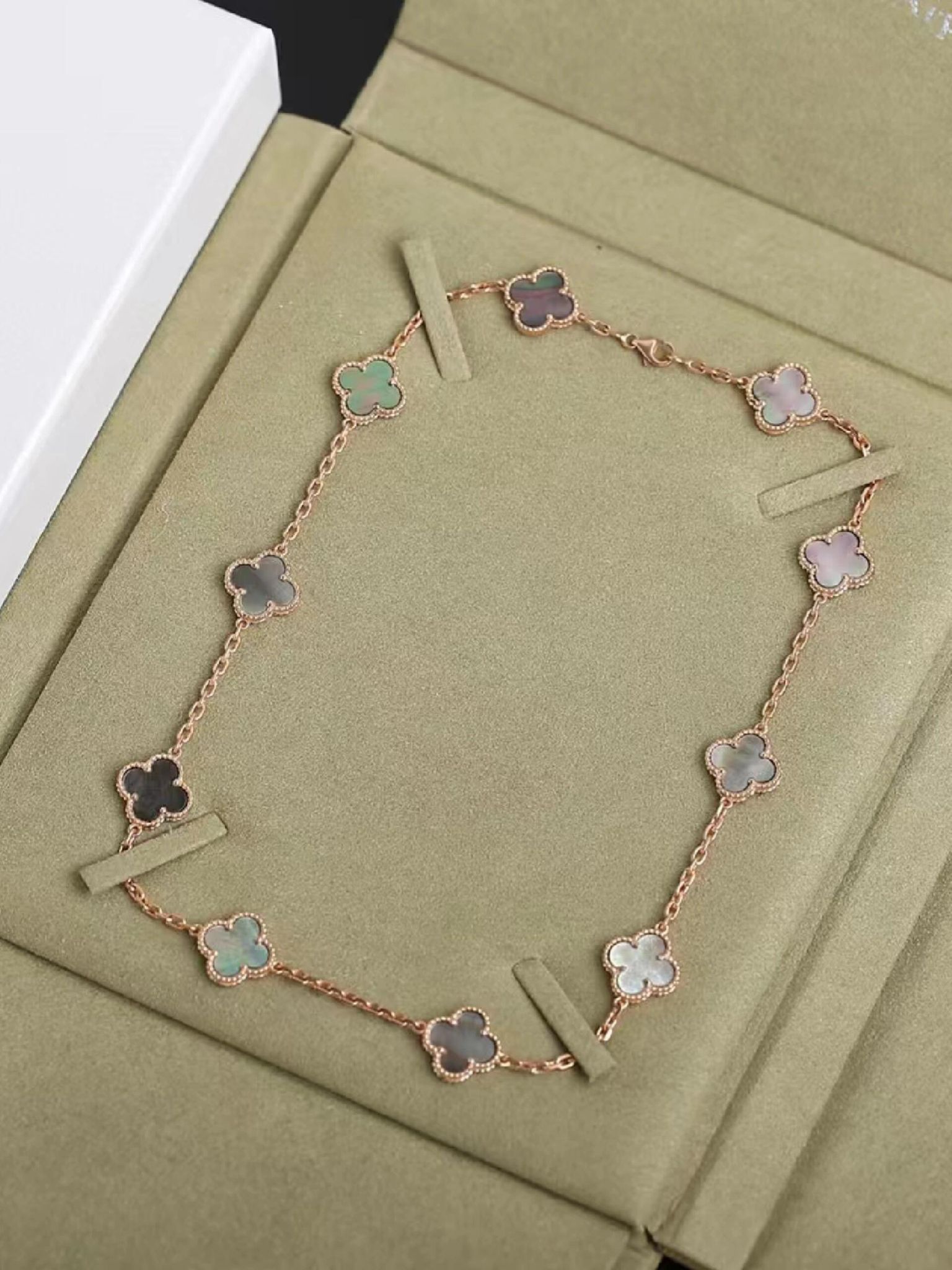VCA 10-Flower Necklace