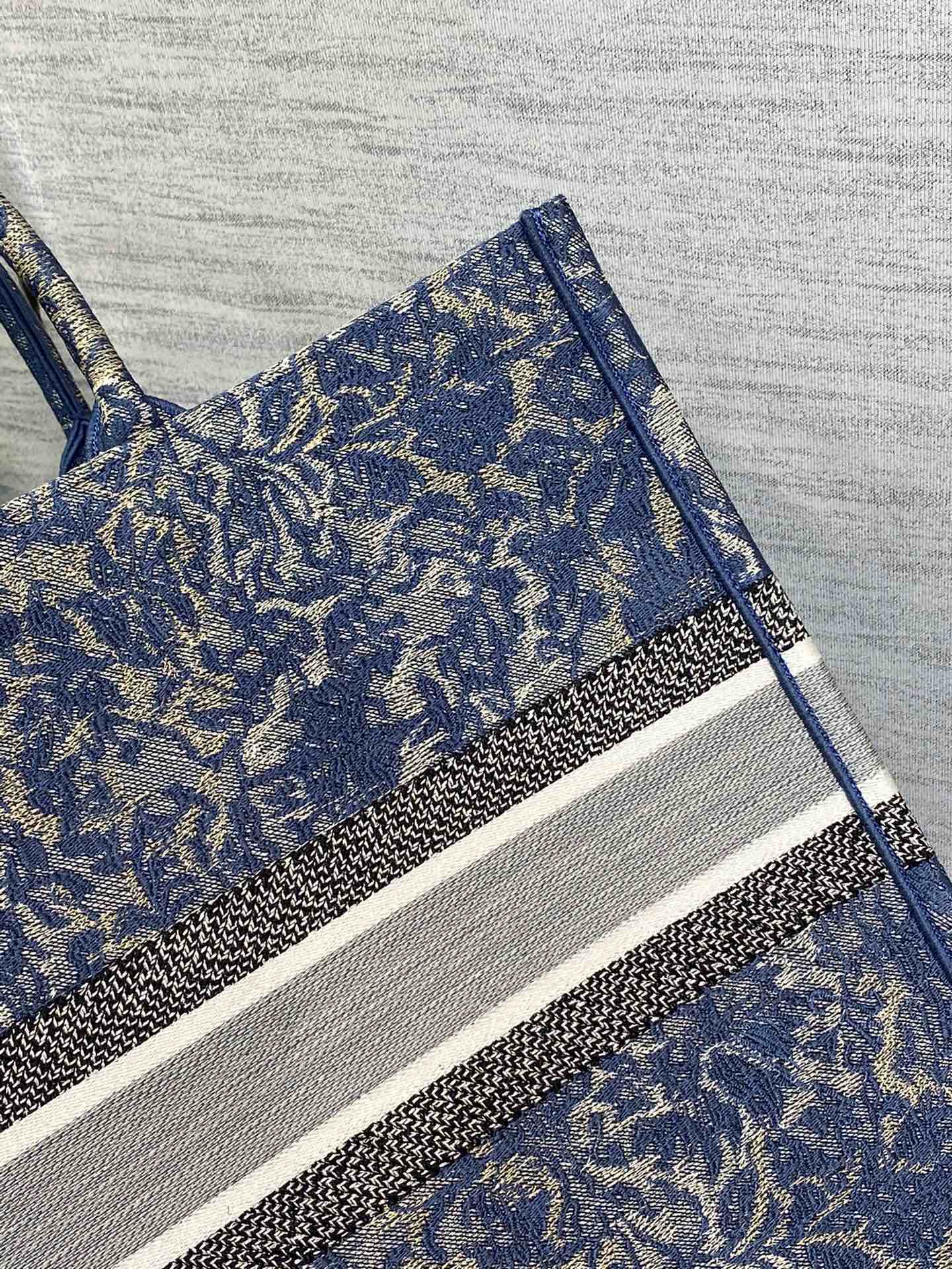 D*or book tote