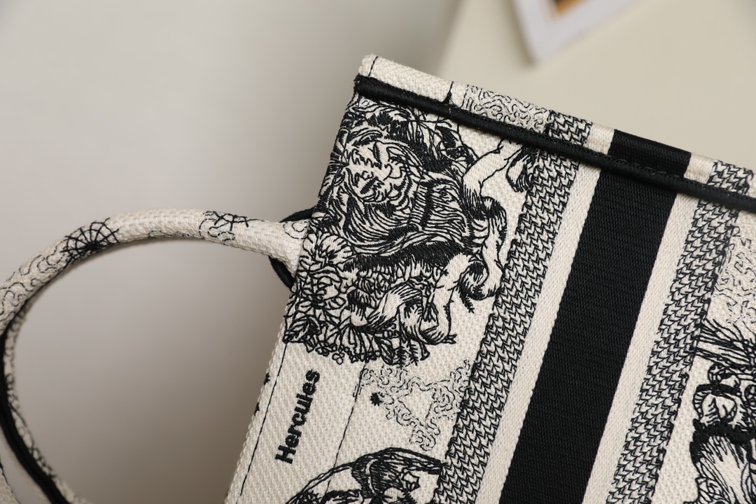 D*or small book tote-26*8*22cm