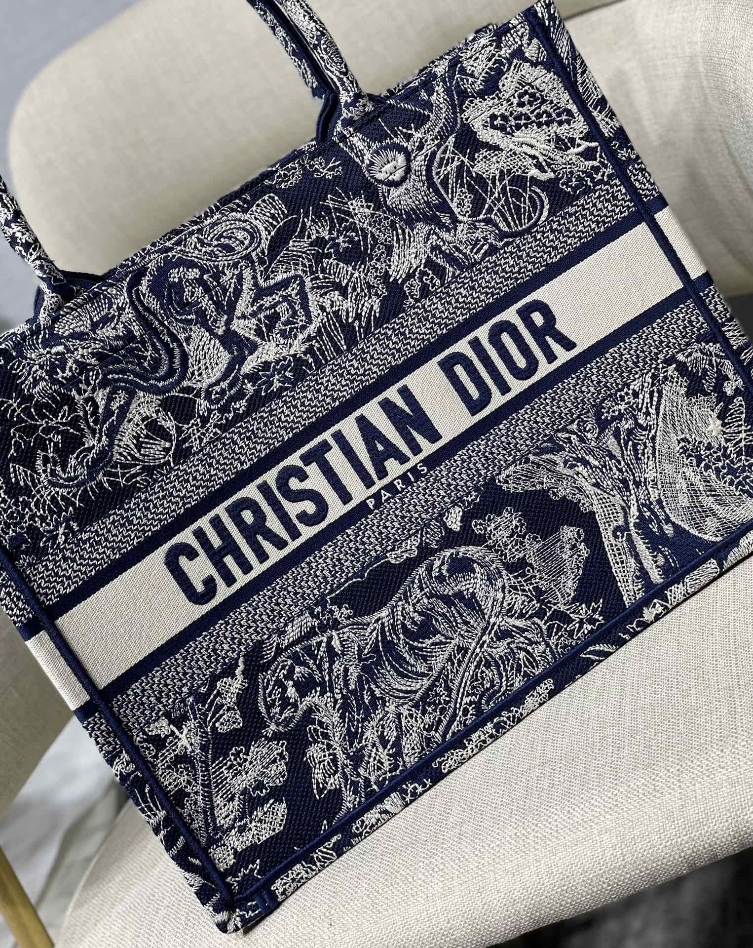 D*or small book tote-36.5cm