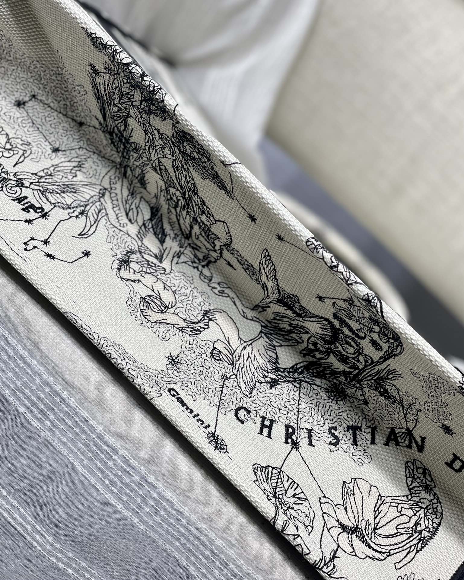 D*or small book tote