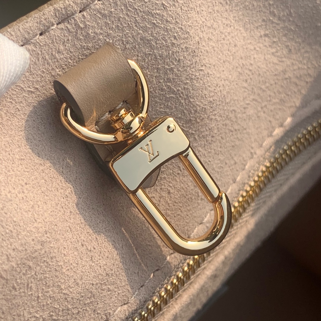 l0*is V*t0n onthego handbag-28*11*19cm