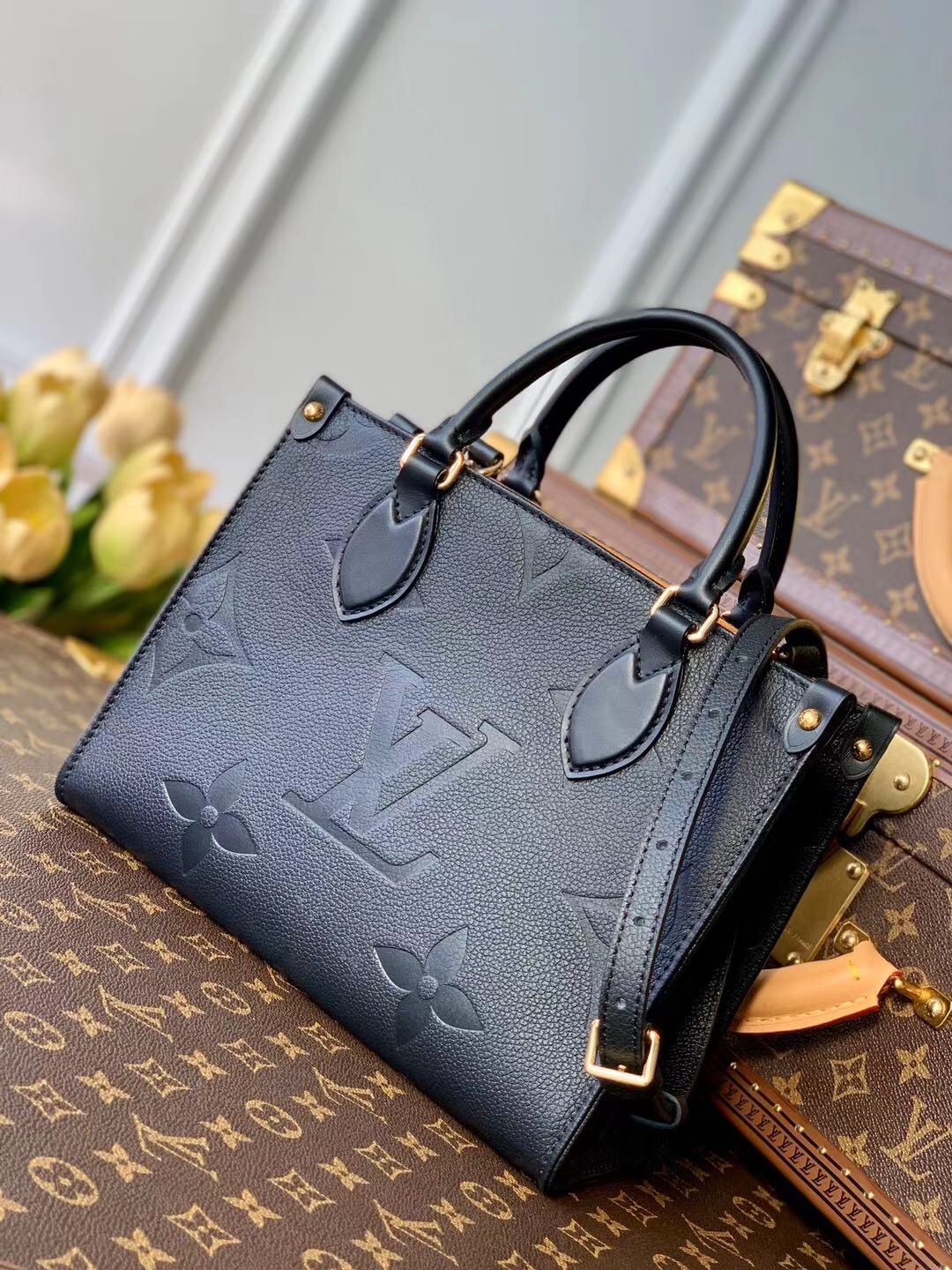 l0*is V*t0n onthego handbag-28*11*19cm