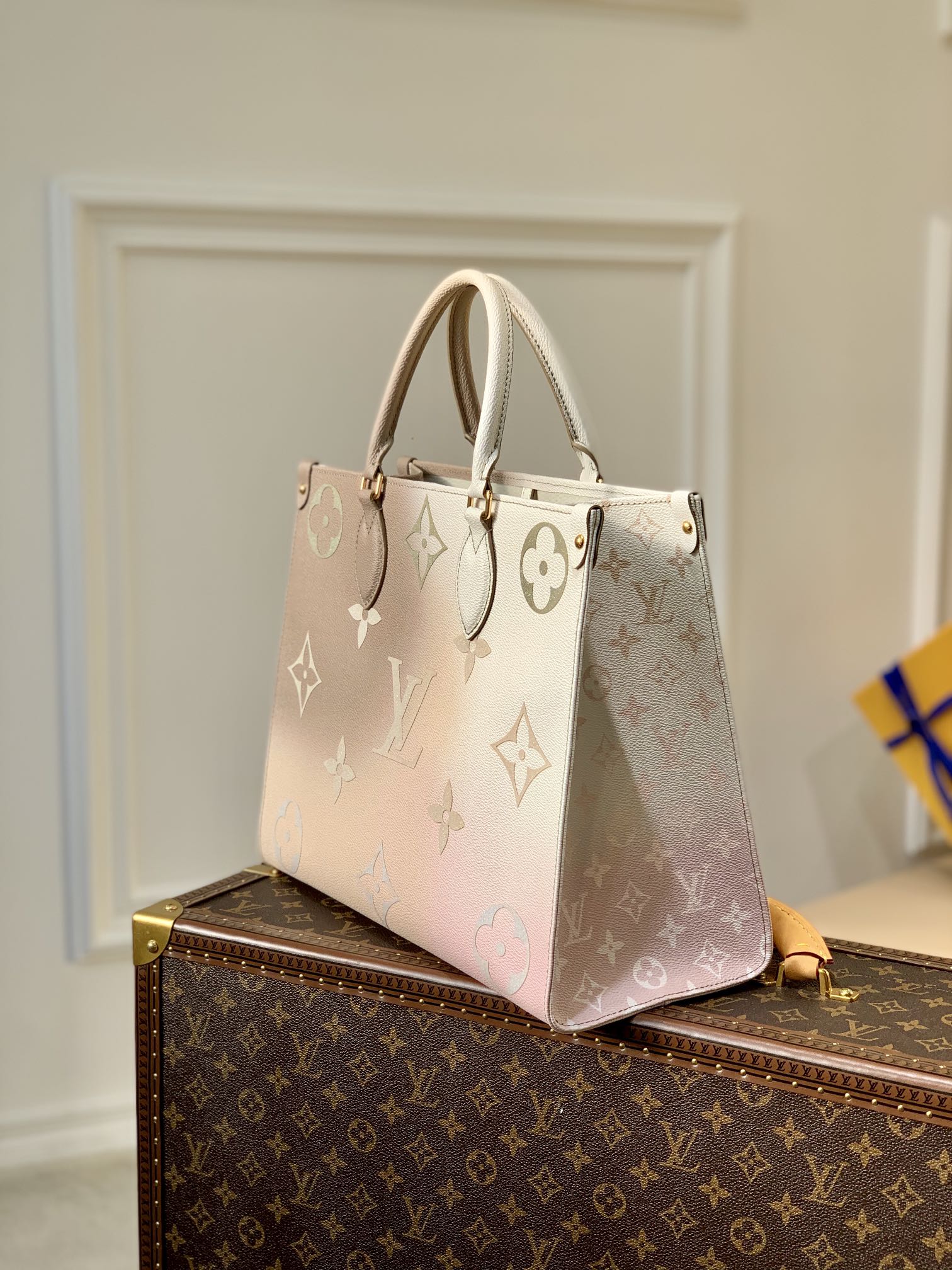 l0*is V*t0n onthego handbag-25*19*11.5 cm