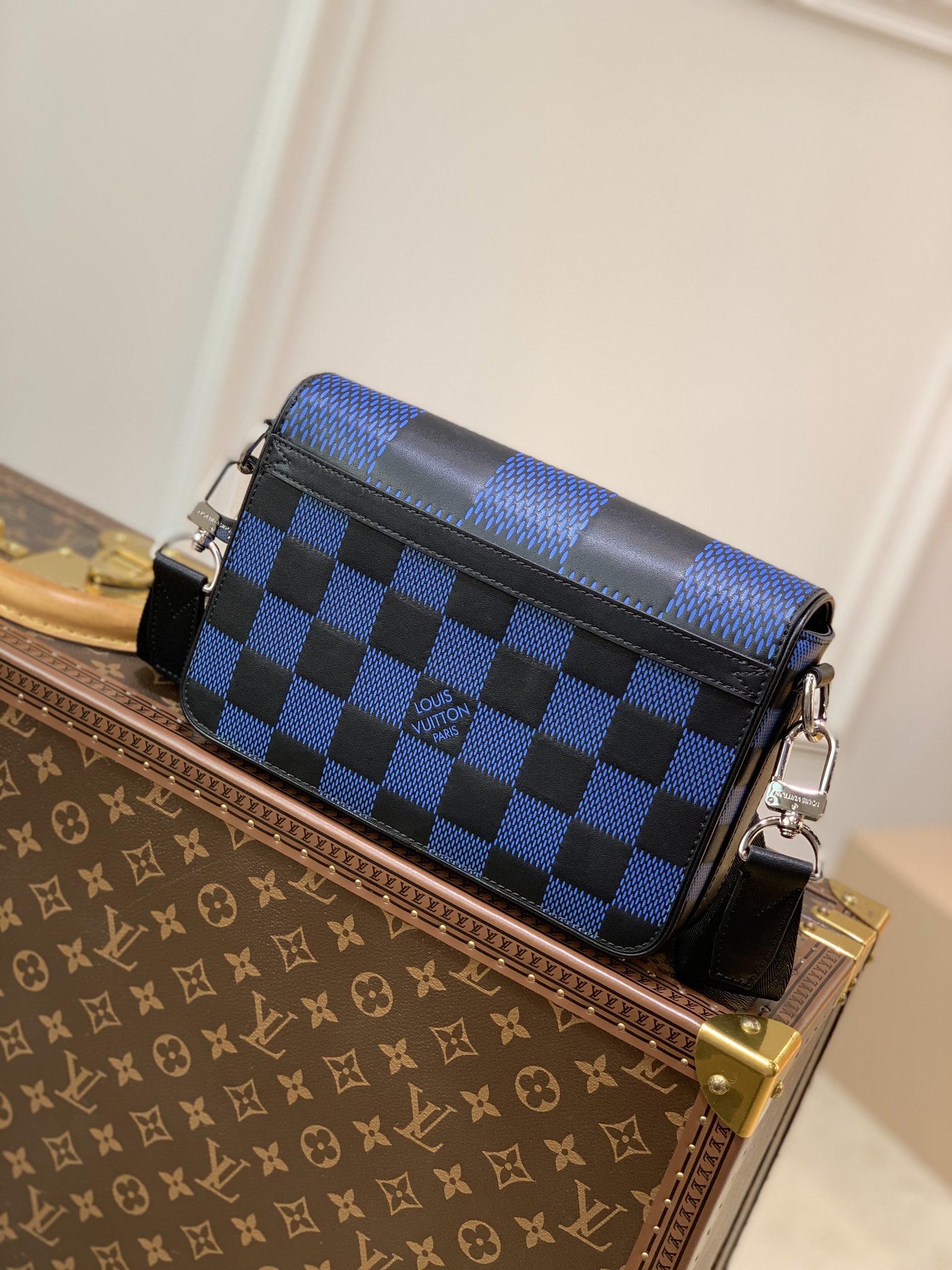 l0*is V*t0n studio messenger bag-23.5* 14*5 cm