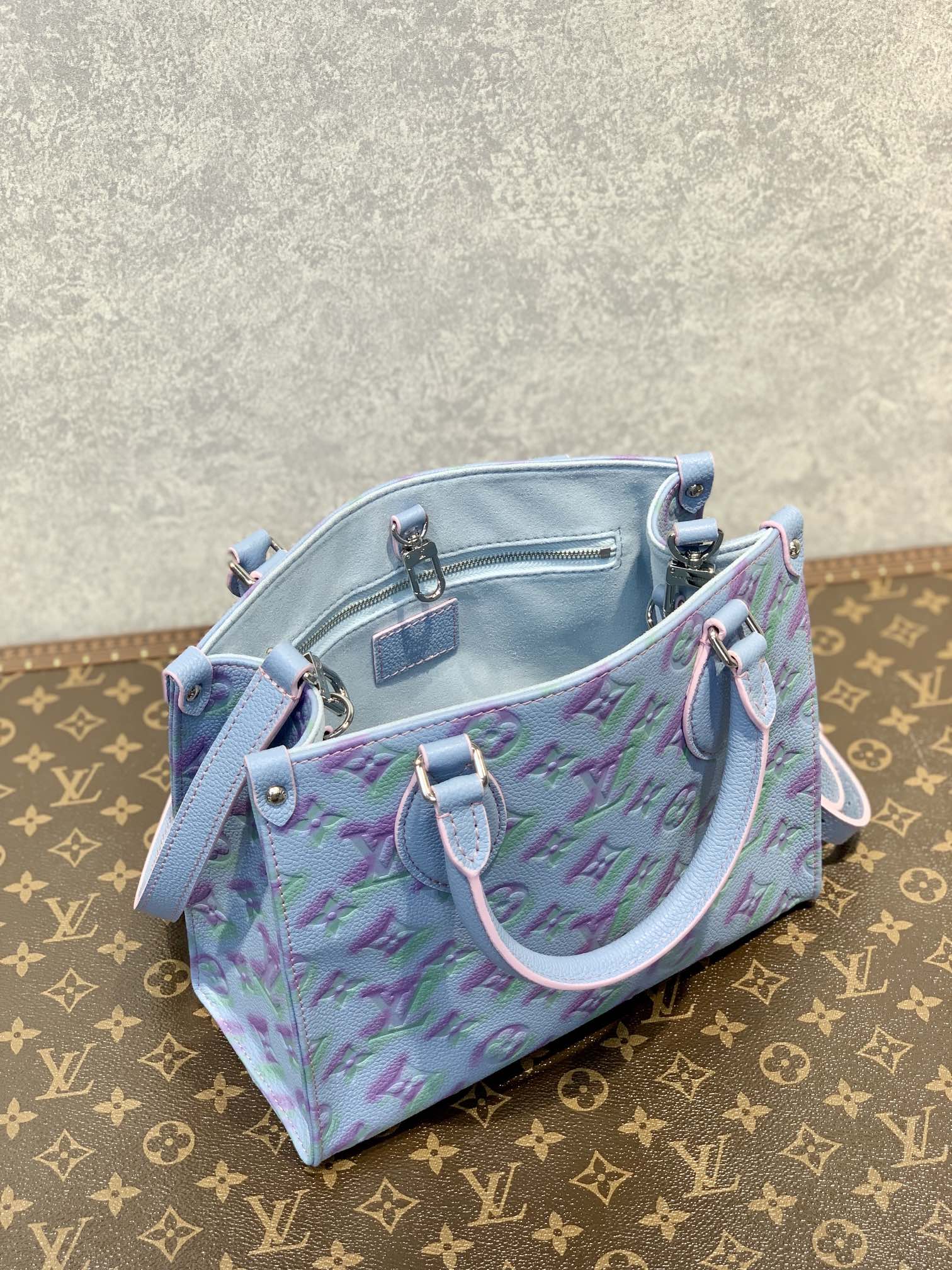 l0*is V*t0n onthego handbag-25*19*11.5 cm
