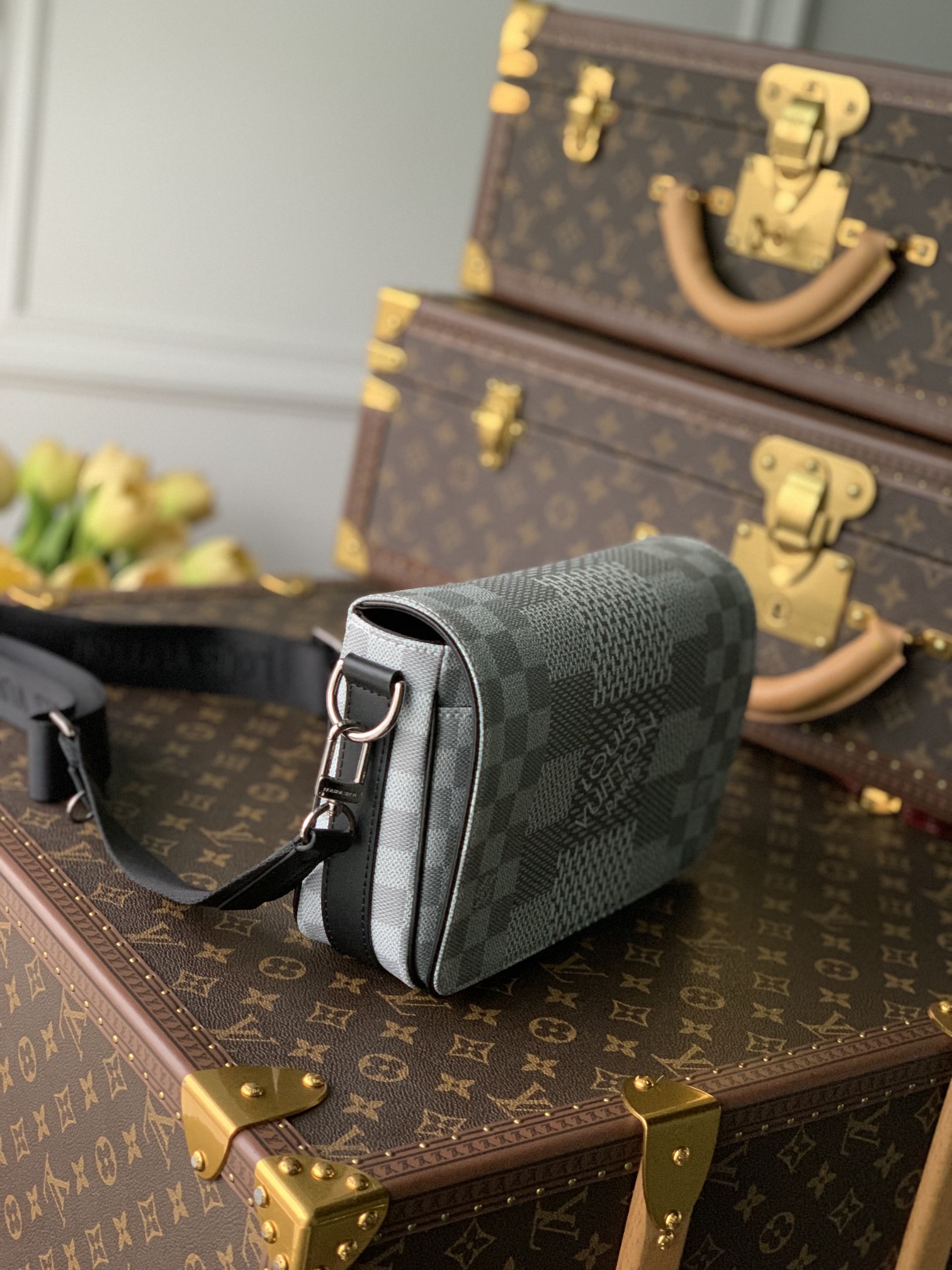 l0*is V*t0n studio messenger bag-23.5* 14*5 cm