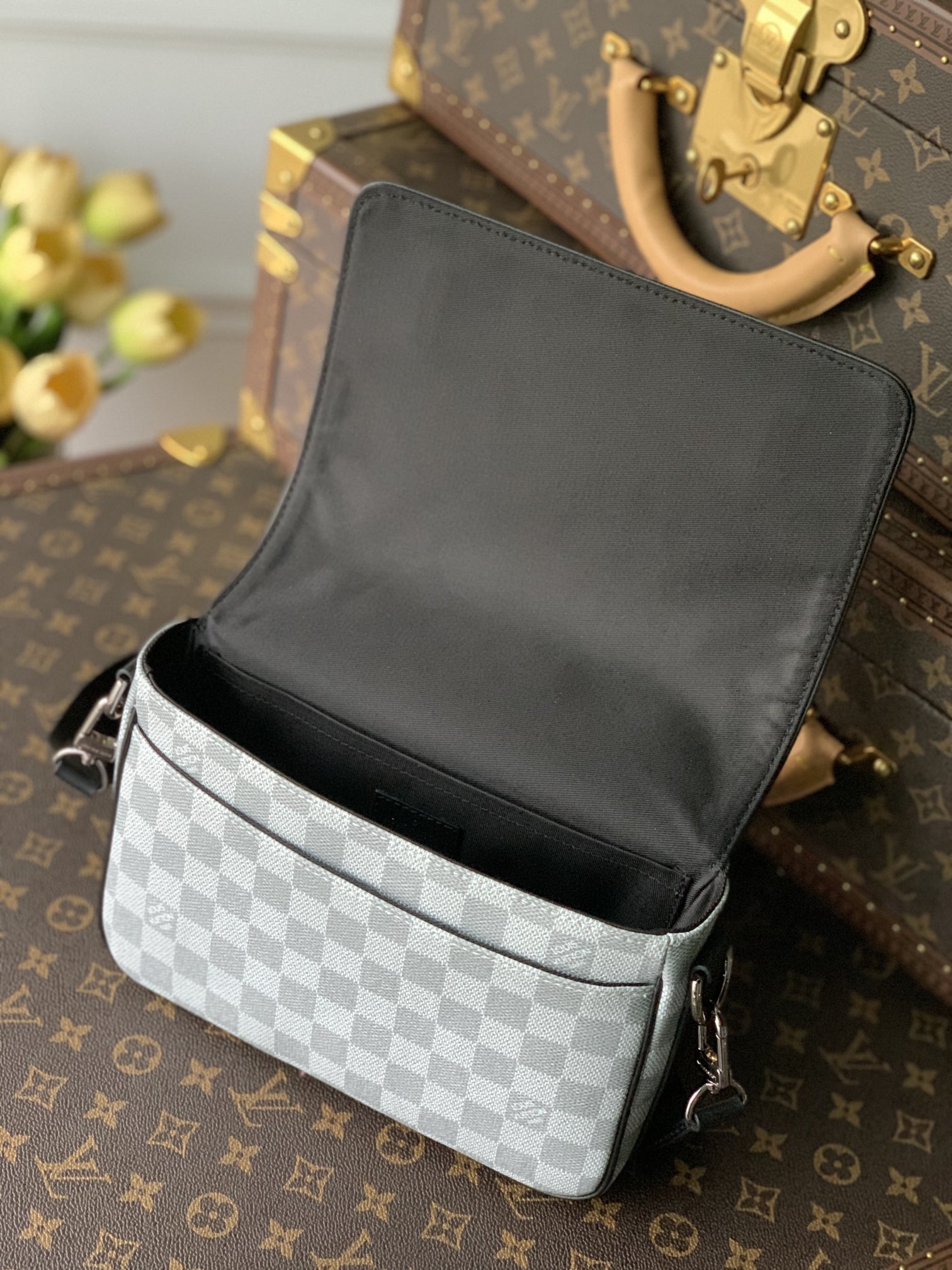 l0*is V*t0n studio messenger bag-23.5* 14*5 cm