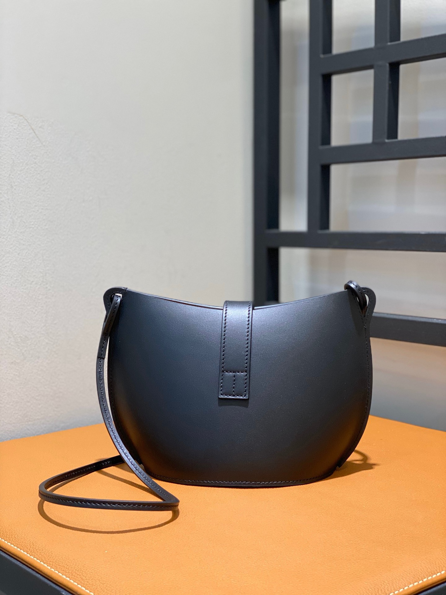 L0ew* moulded bucket bag-24*16*12cm