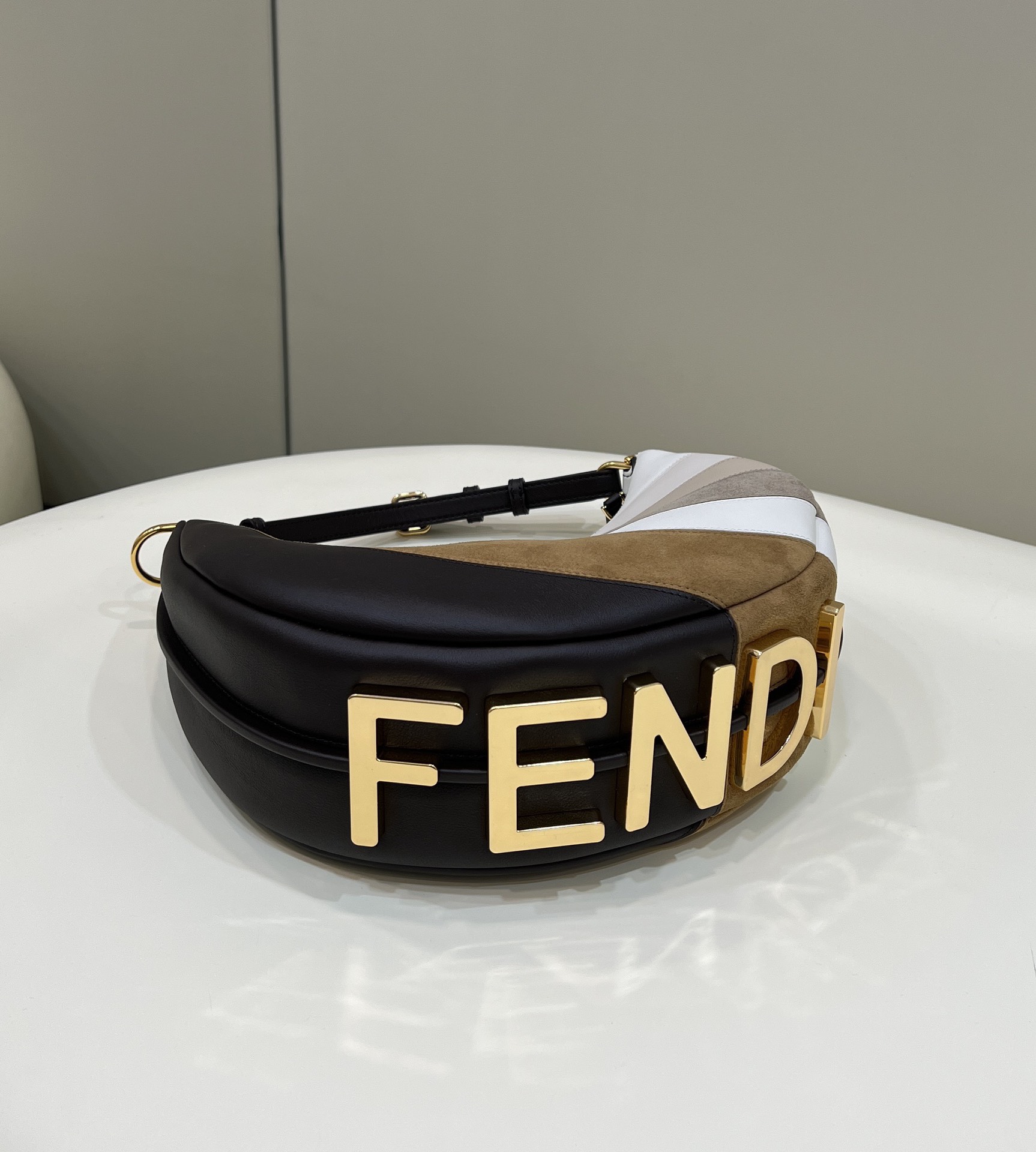 F**di praphy-29x24.5x10cm