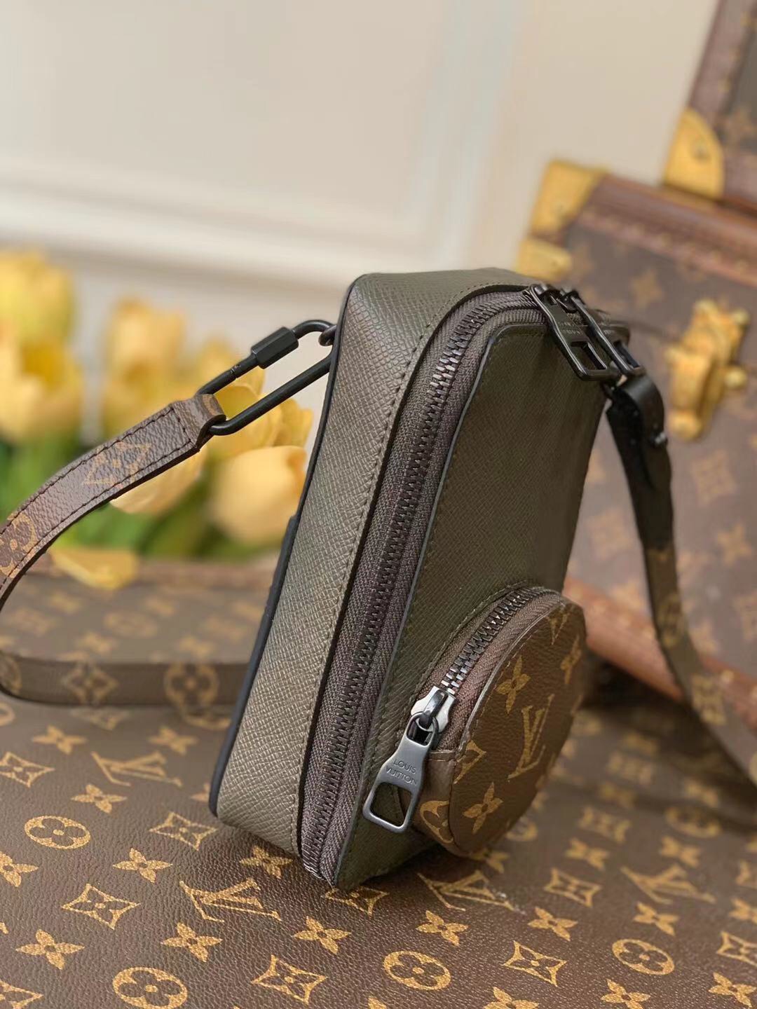 l0*is V*t0n camera bag-m30581 -10x17x4.5cm
