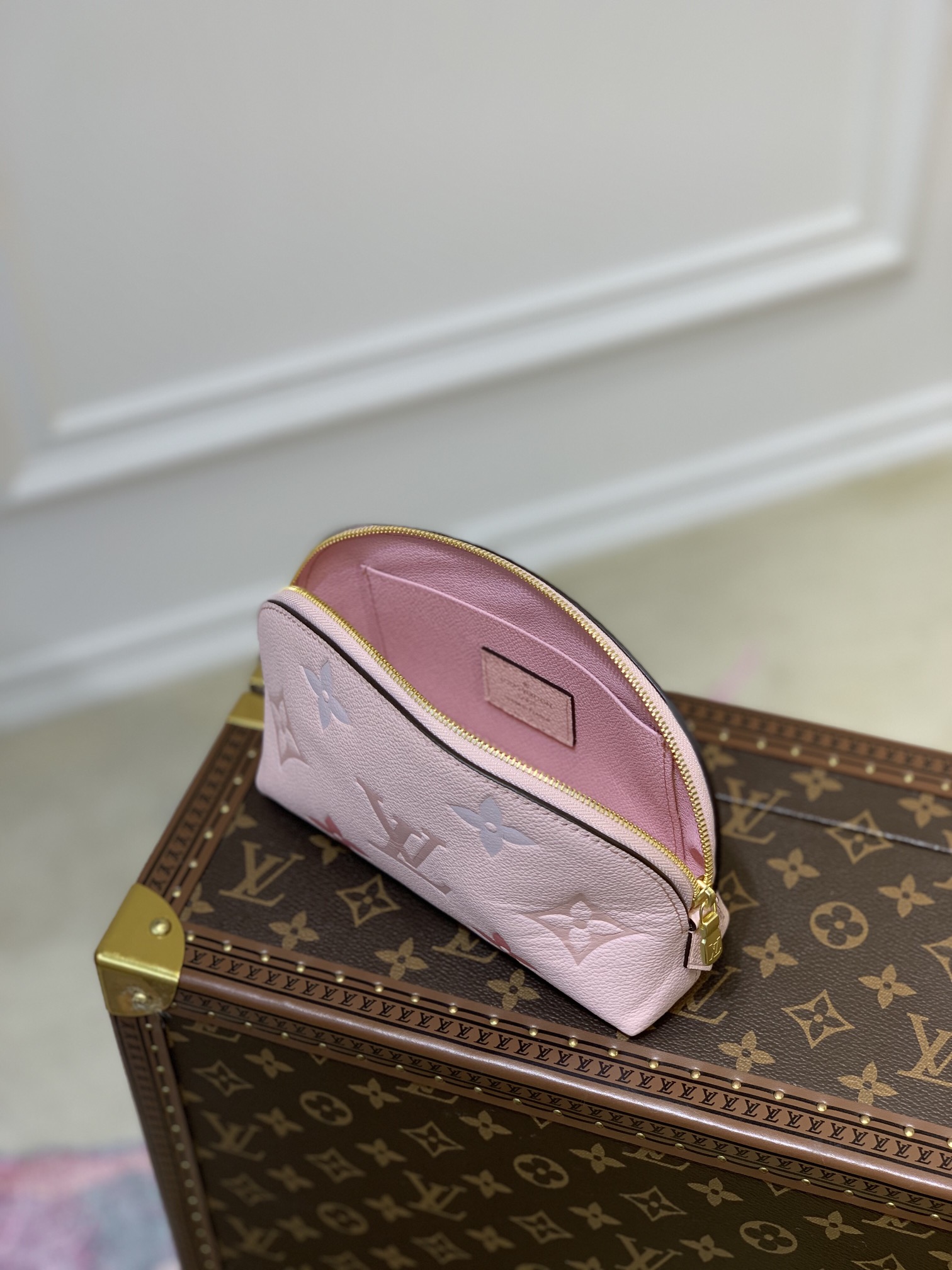 l0*is V*t0n cosmetic bag-19*12*6cm