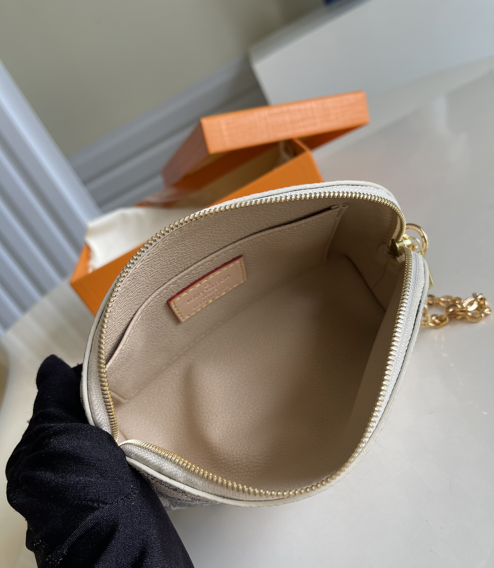 l0*is V*t0n cosmetic bag-17*12*6cm
