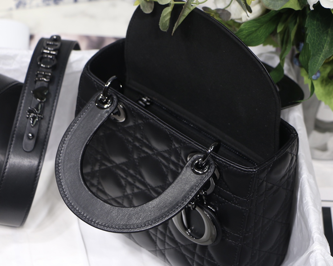 lady D*or bag-black hardware-20*16.5*8cm