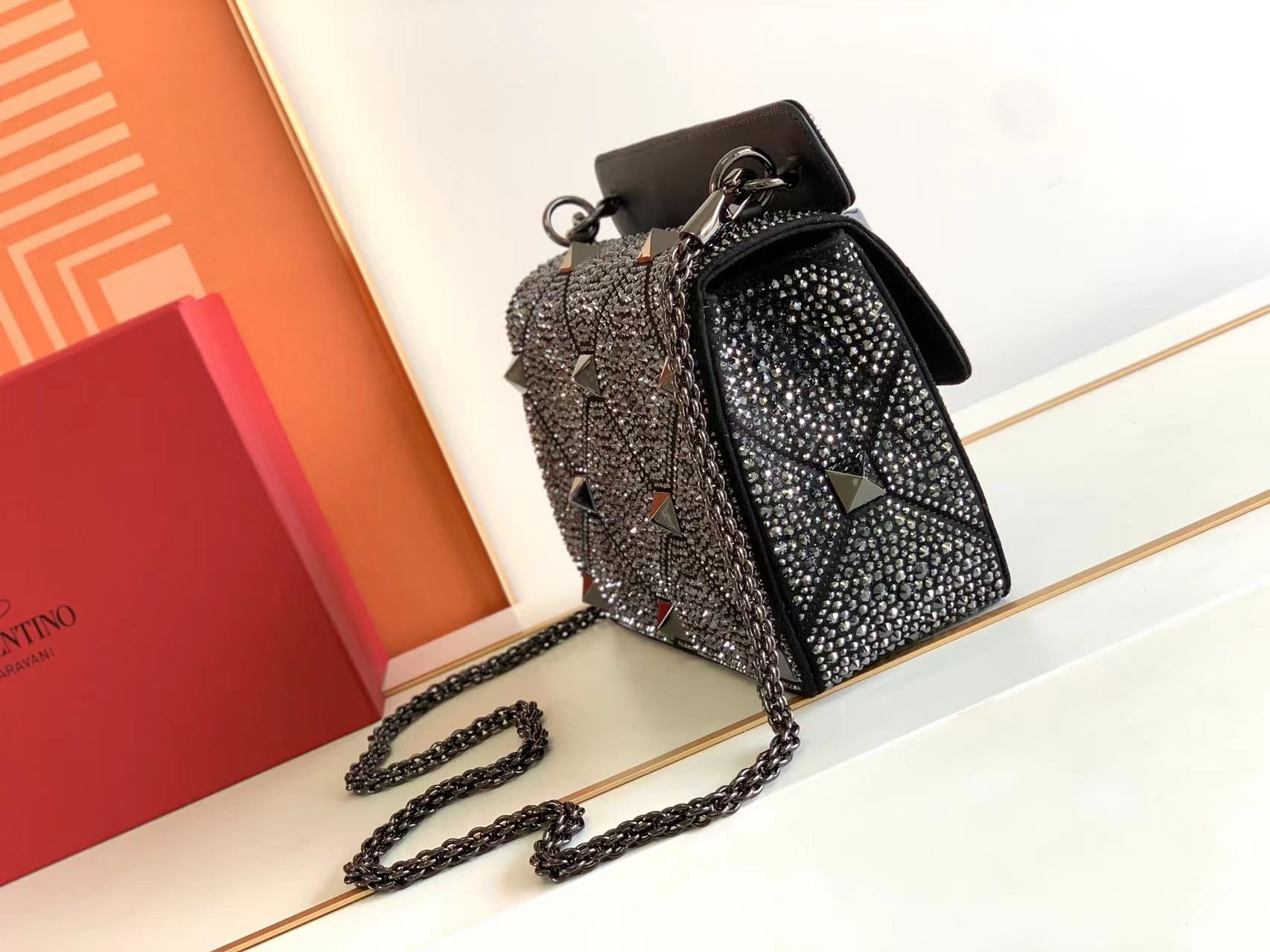 Va1e*ntin0 roman stud the soulder bag in nappa with chain-26x16x8cm
