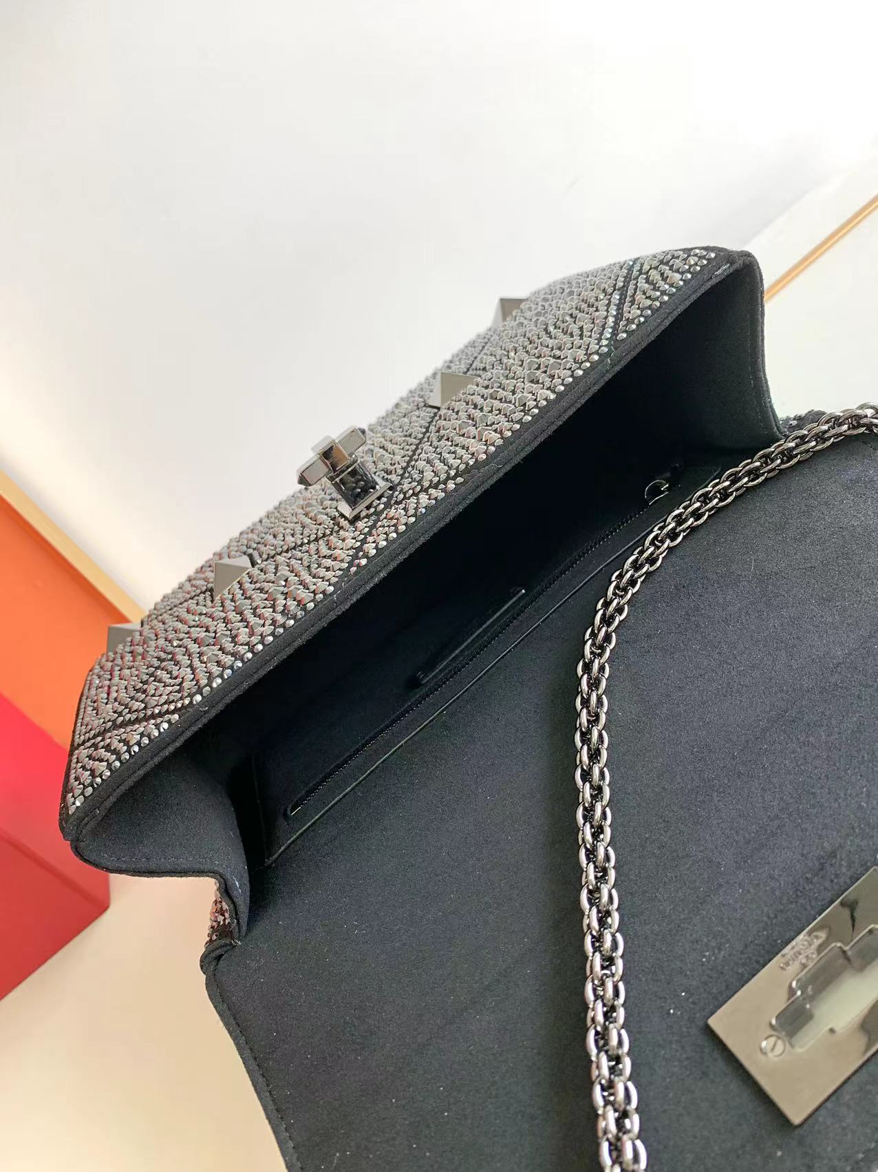 Va1e*ntin0 roman stud the soulder bag in nappa with chain-26x16x8cm