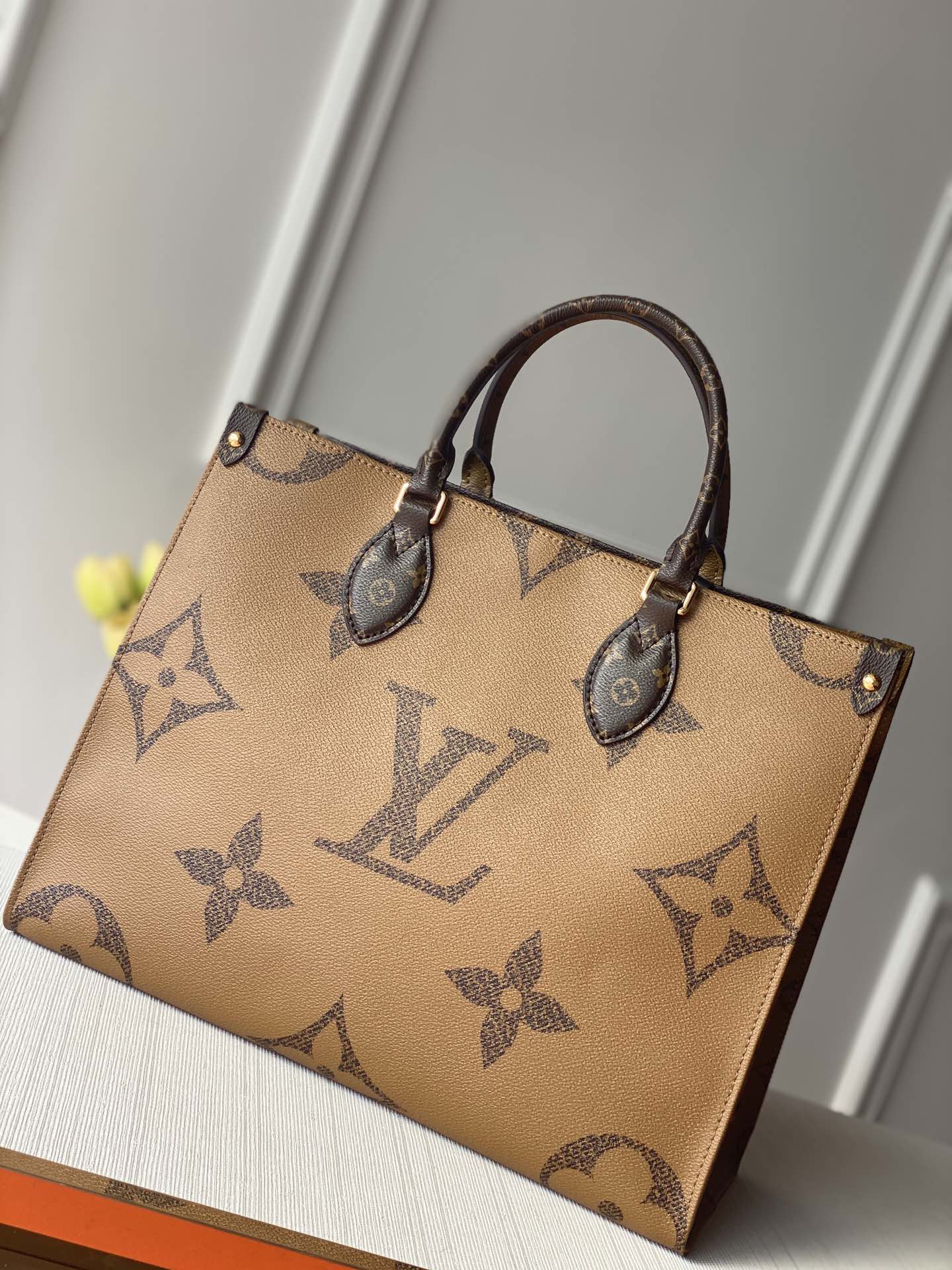 l0*is V*t0n small onthego handbag-35*28*15cm(black strap)