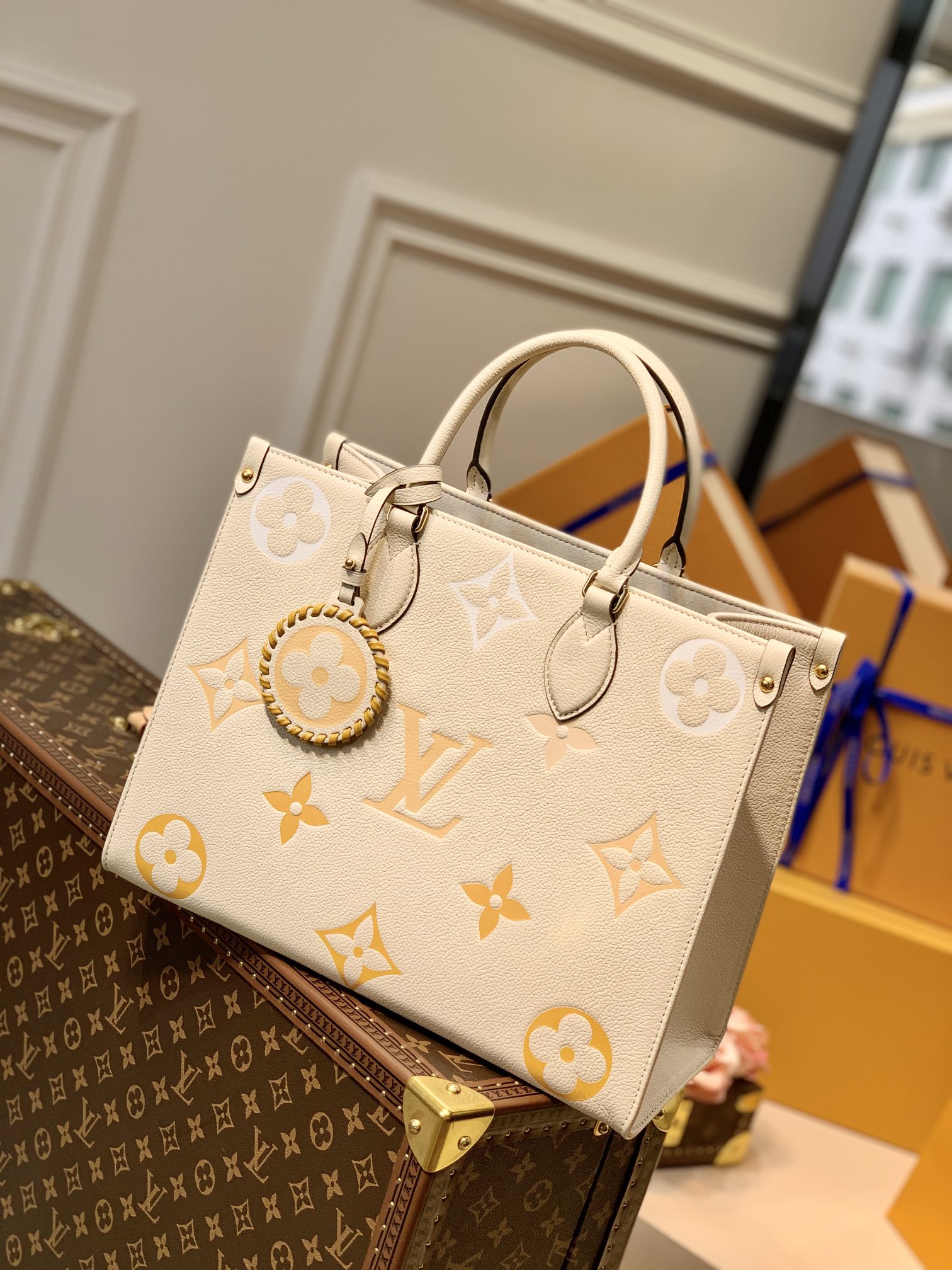 l0*is V*t0n by the pooll onthego handbag-35*27*14cm