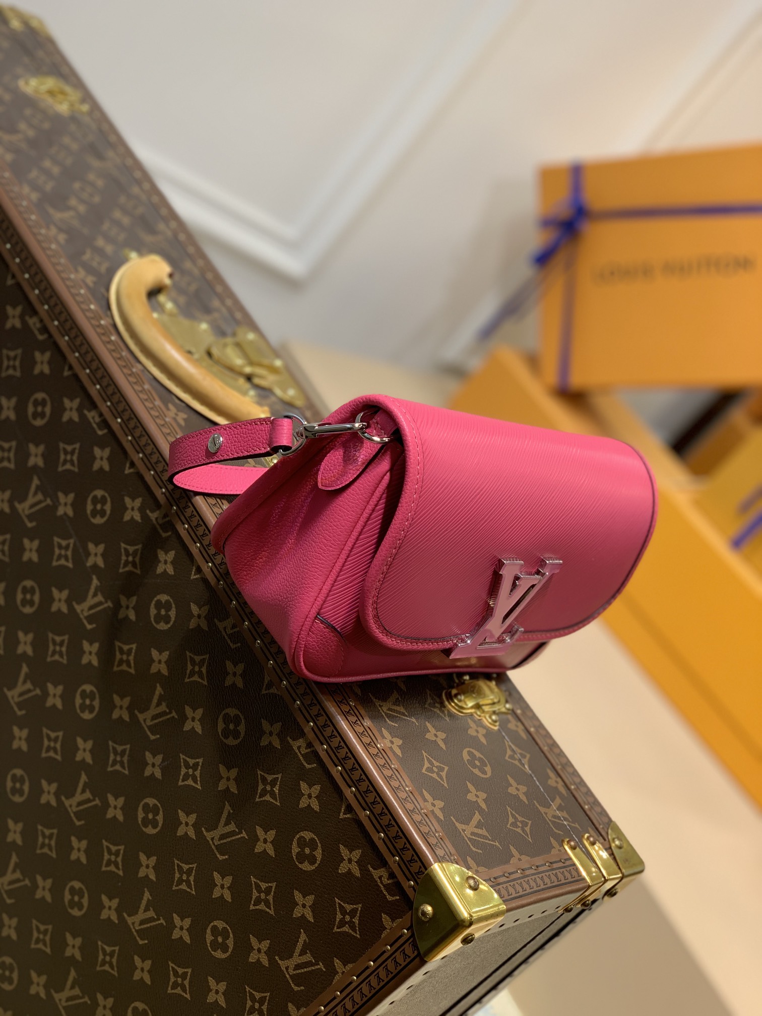 l0*is V*t0n buci handbag-24.5 x 15.5 x 9cm
