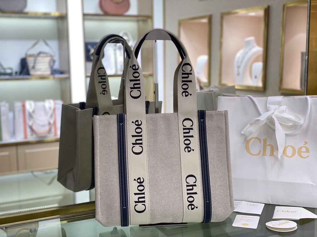 Ch10e woody tote bag