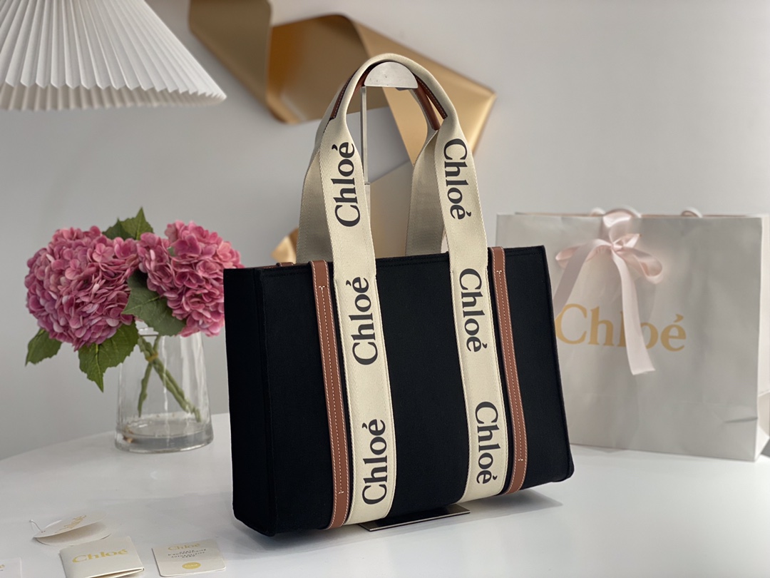 Ch10e woody tote bag