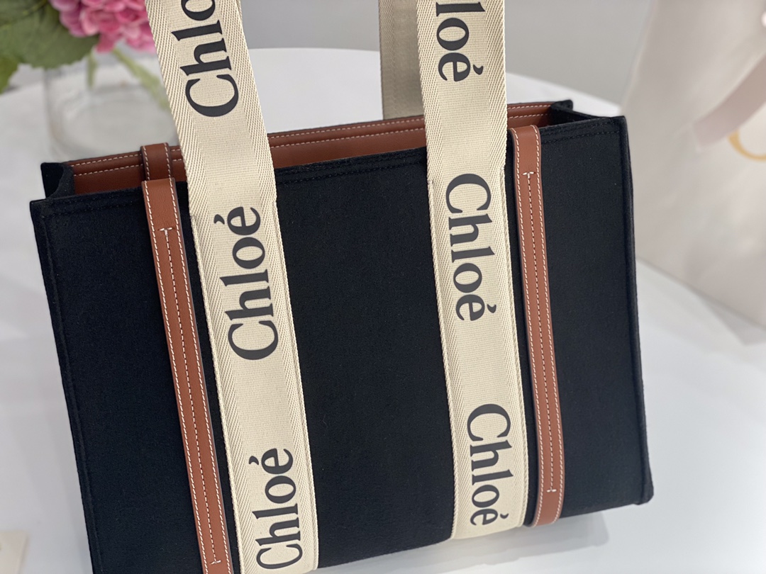 Ch10e woody tote bag