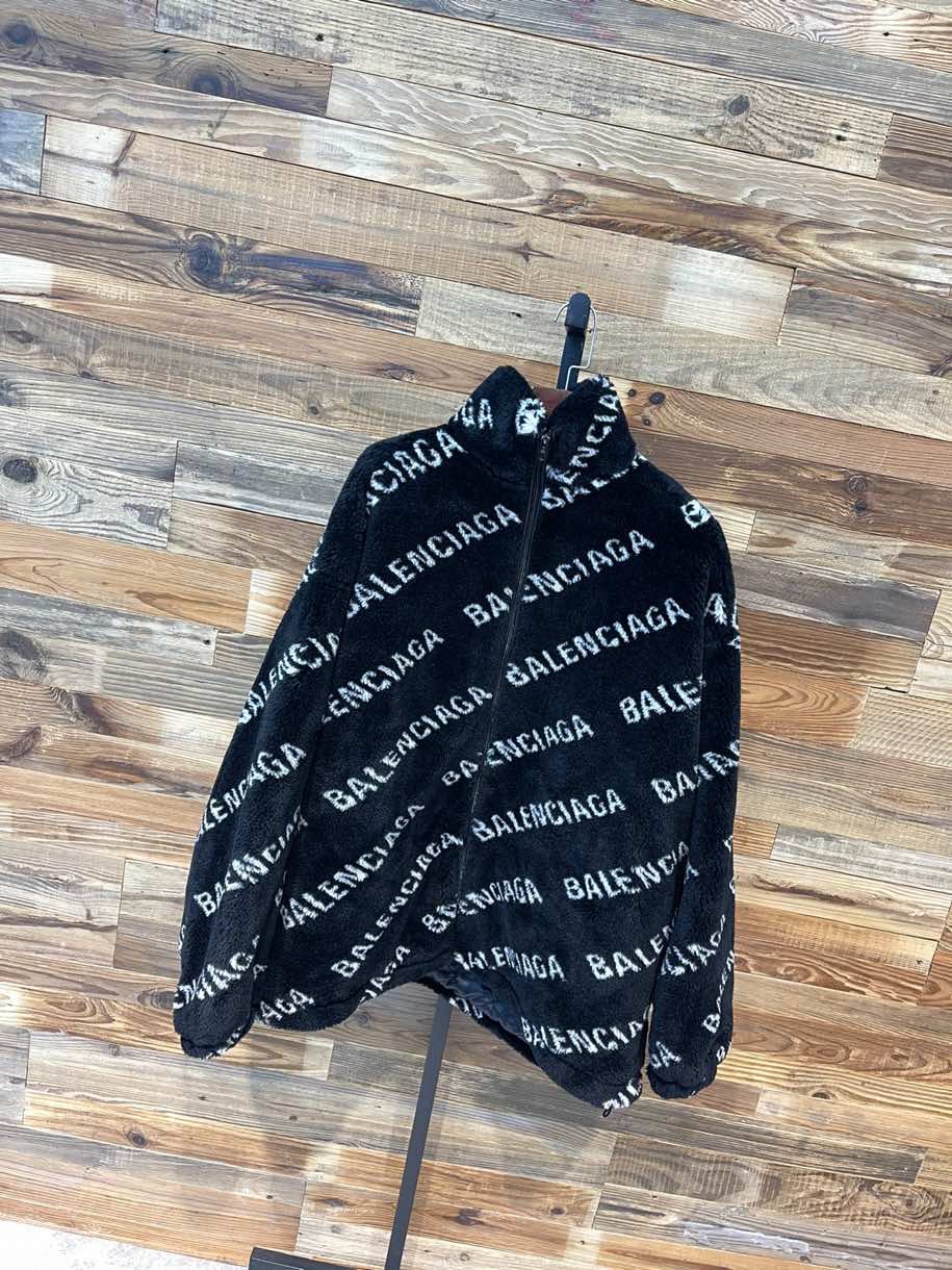 Ba*len*cia*ga fleece
