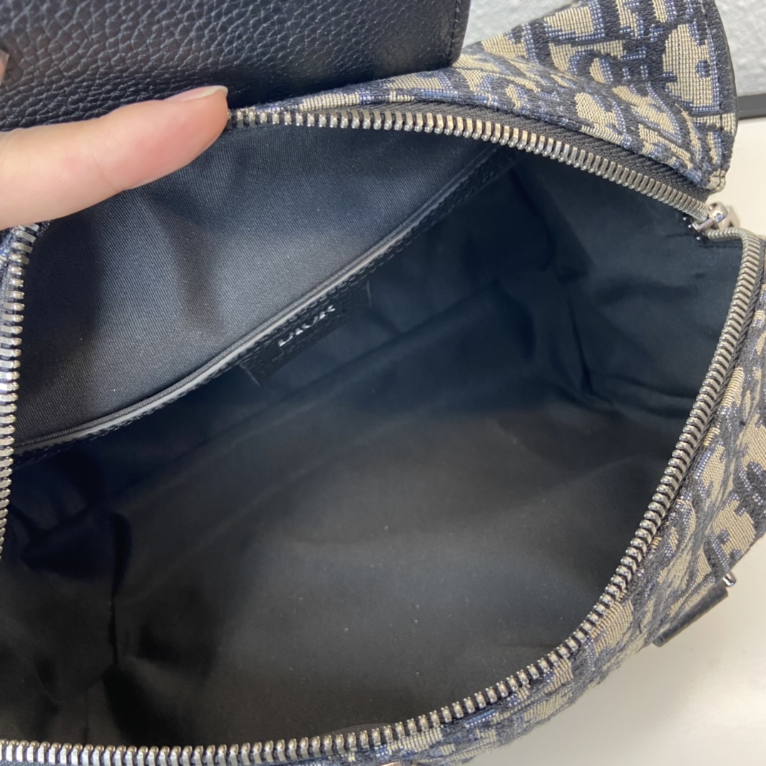 D*or oblique bag-26 x 16 x 14.5 cm