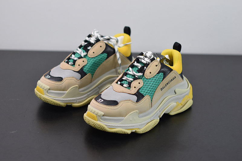Ba*len*cia*ga triple s