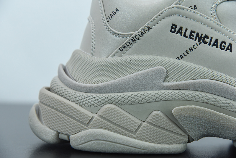 Ba*len*cia*ga triple s