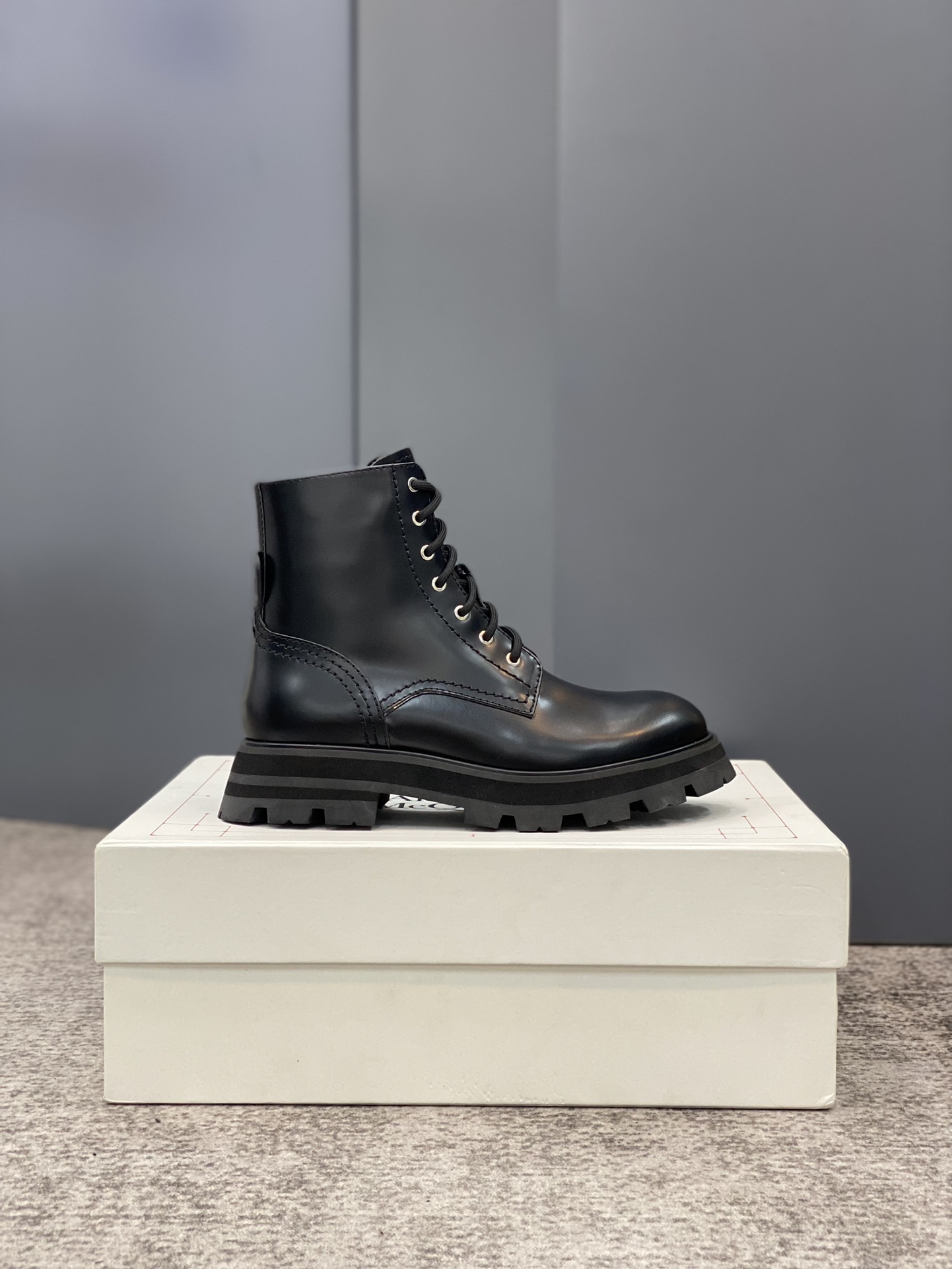 A1exa*der m*q*en boots