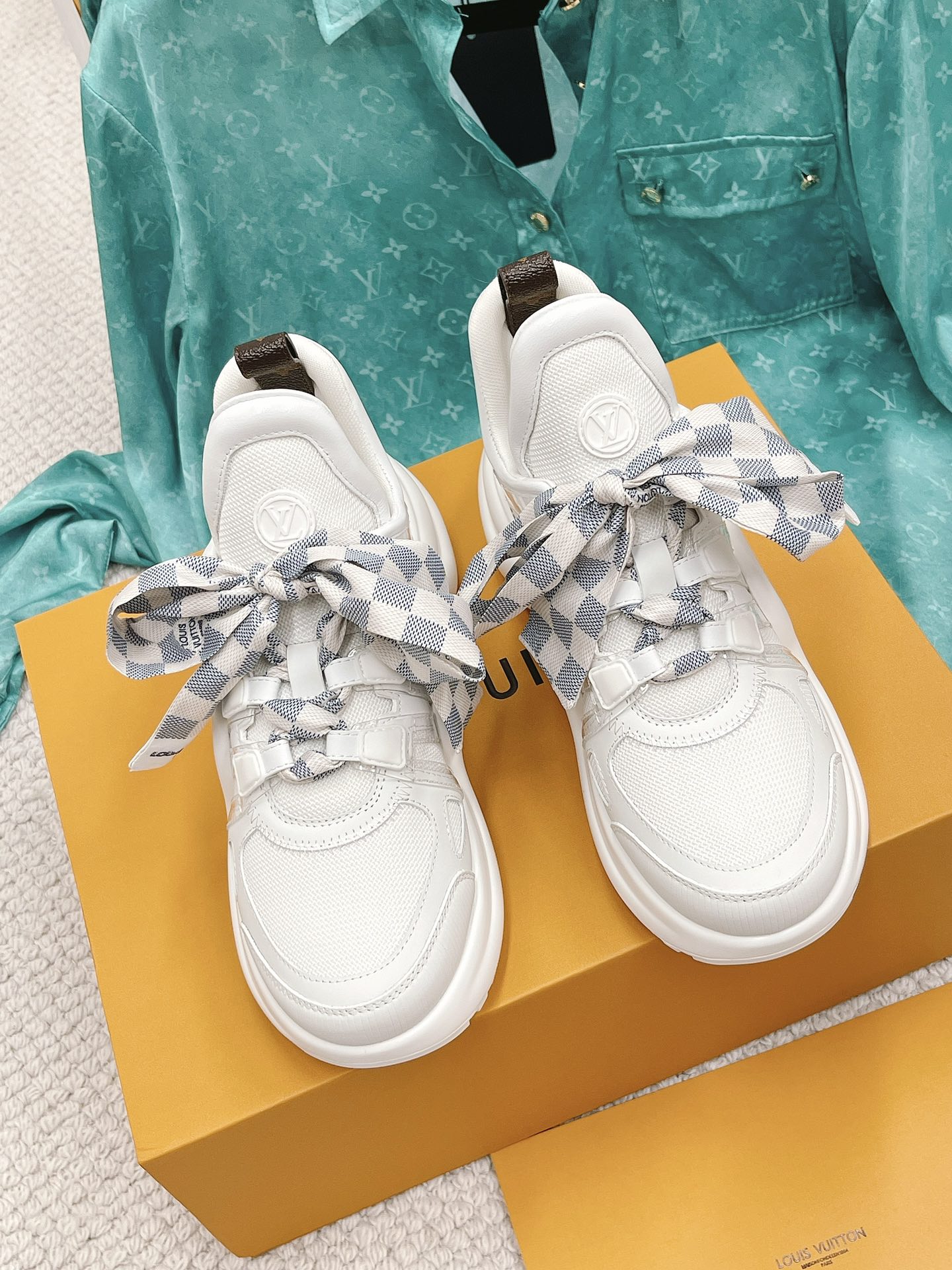 l0*is V*t0n archlight sneaker