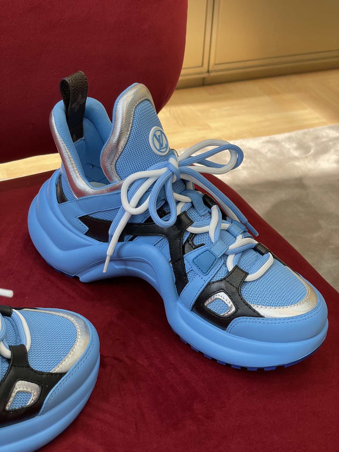 l0*is V*t0n archlight sneaker