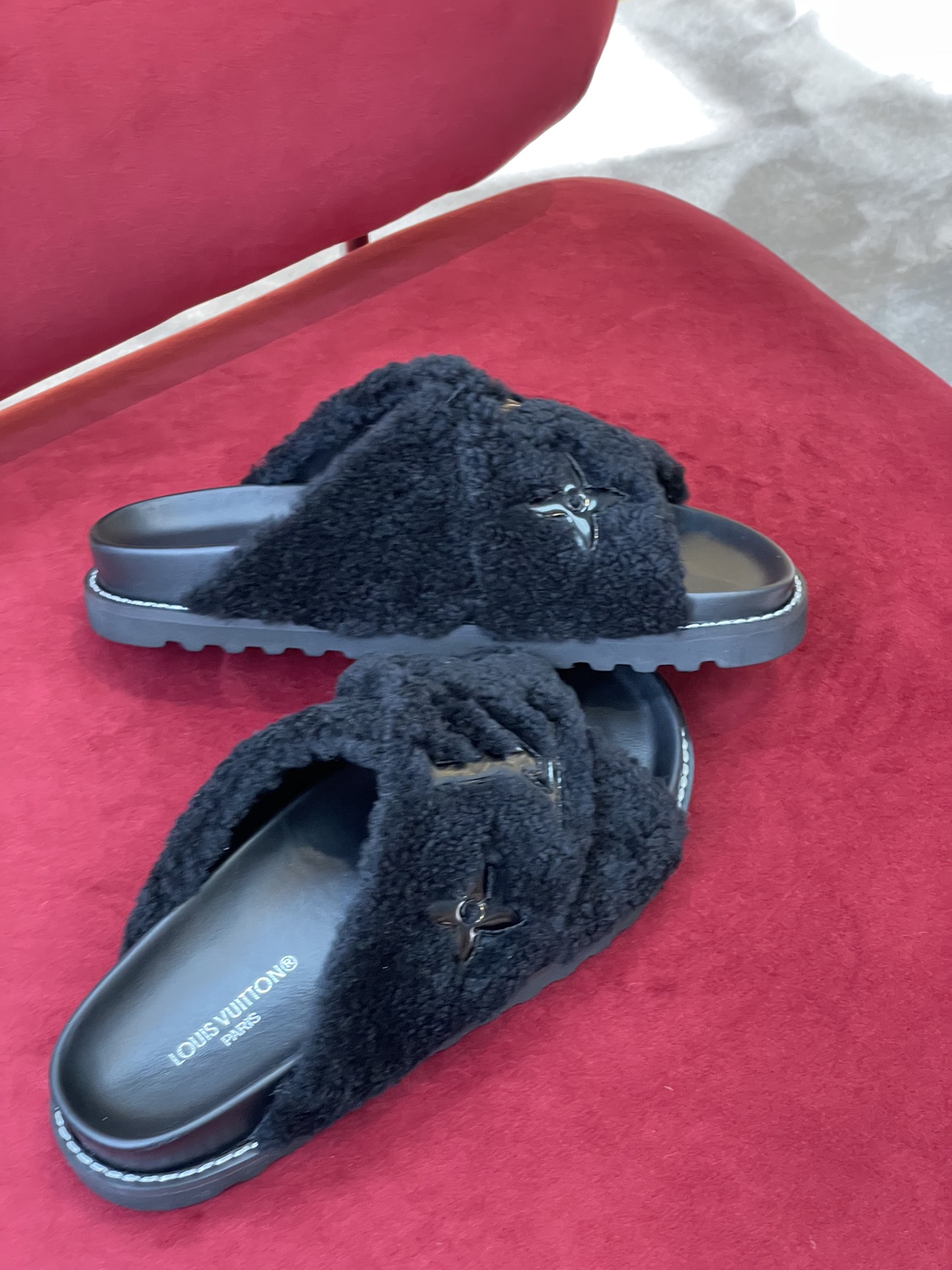 l0*is V*t0n paseo sandals