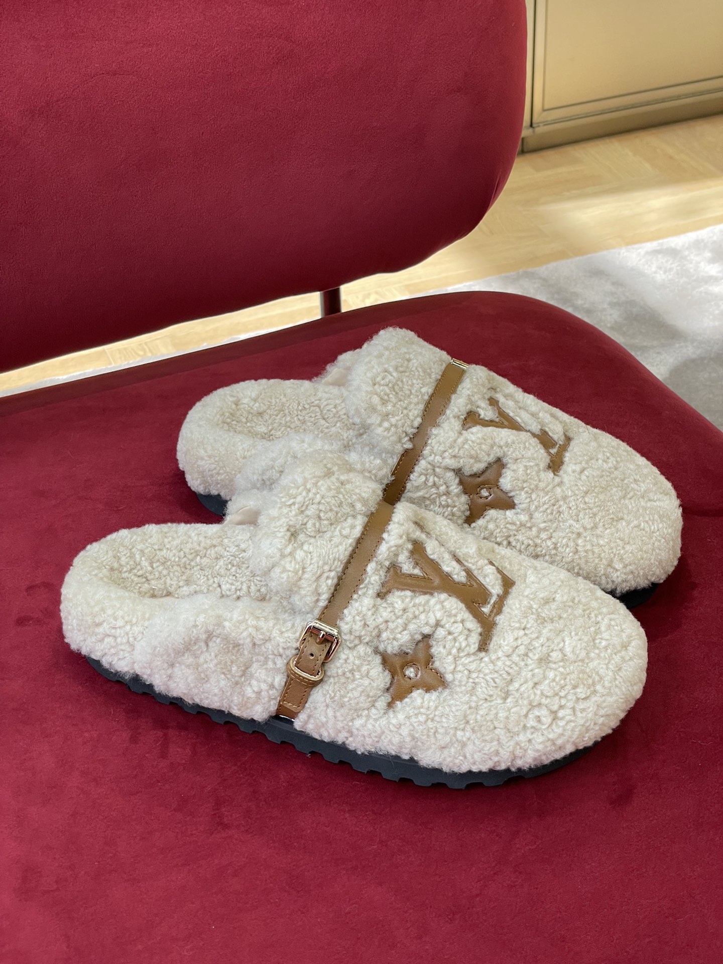 l0*is V*t0n winter break comfert sandals