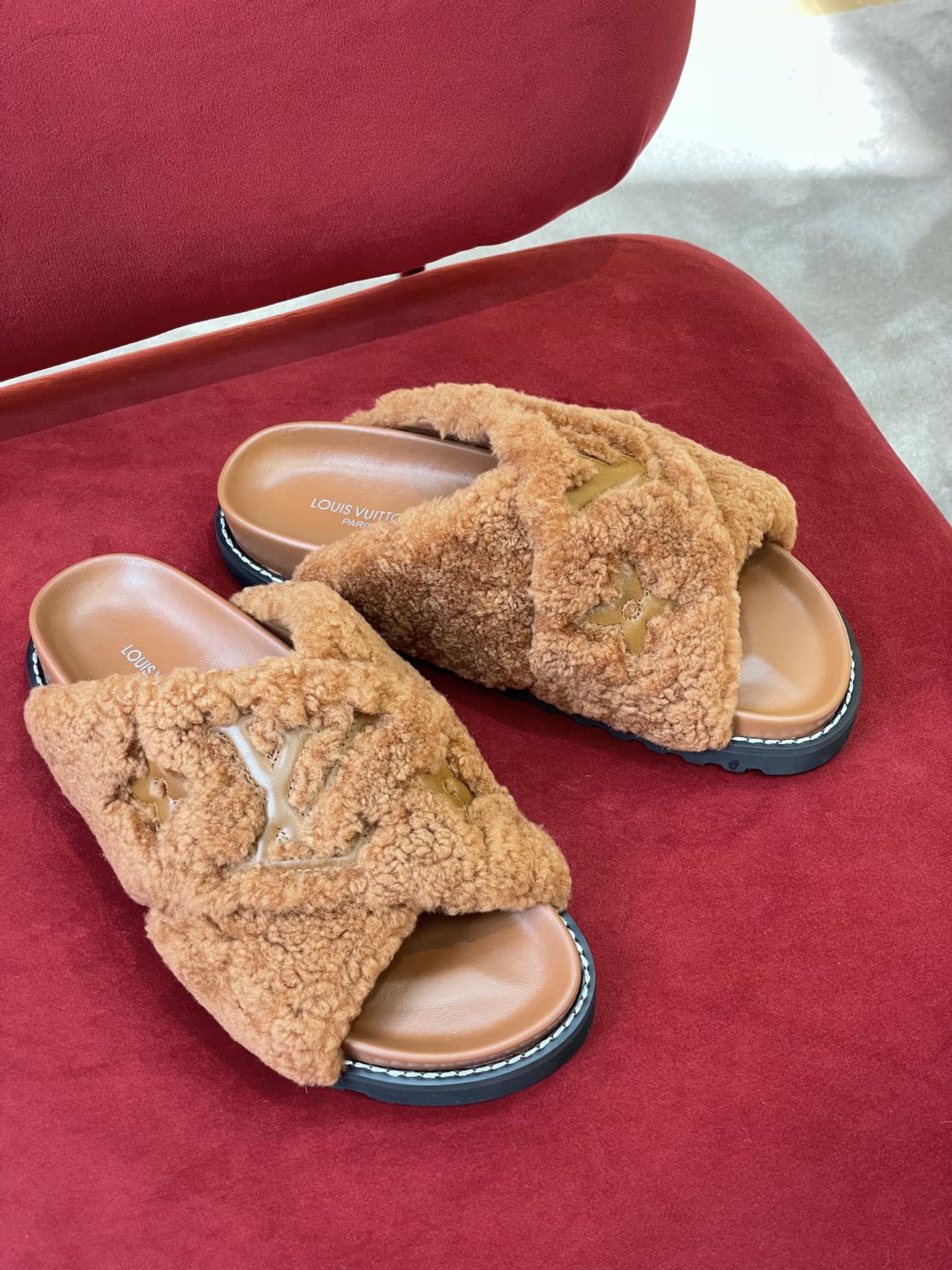 l0*is V*t0n paseo sandals