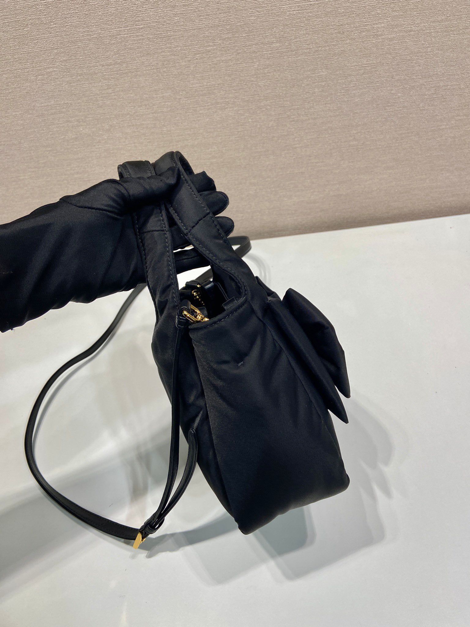 Pra*a mini bag aus gepolstertem re-nylon mit schleife-18*15.5*10