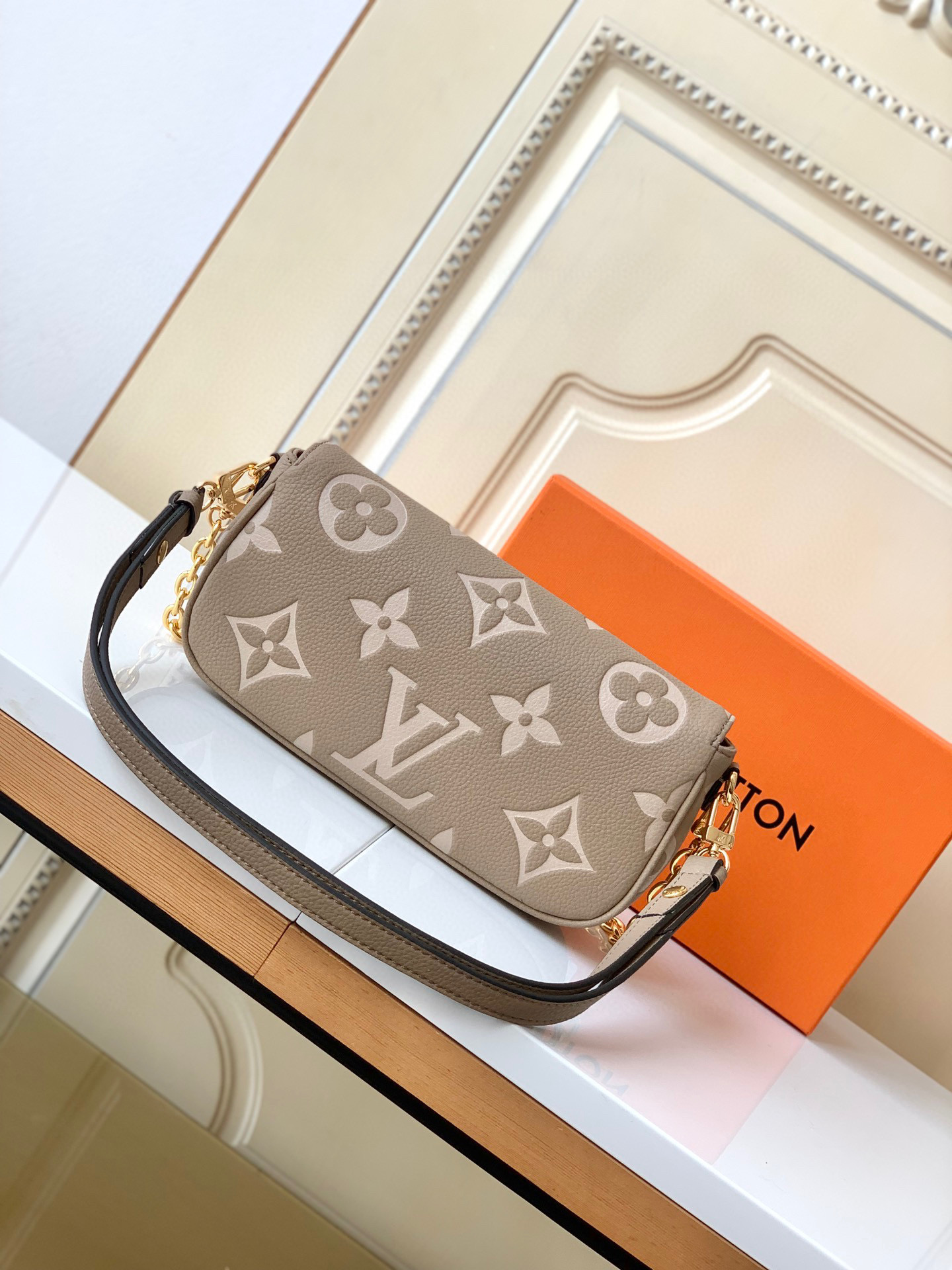 l0*is V*t0n wallet on chain ivy-23.5 x 12.0 x 4.3 cm