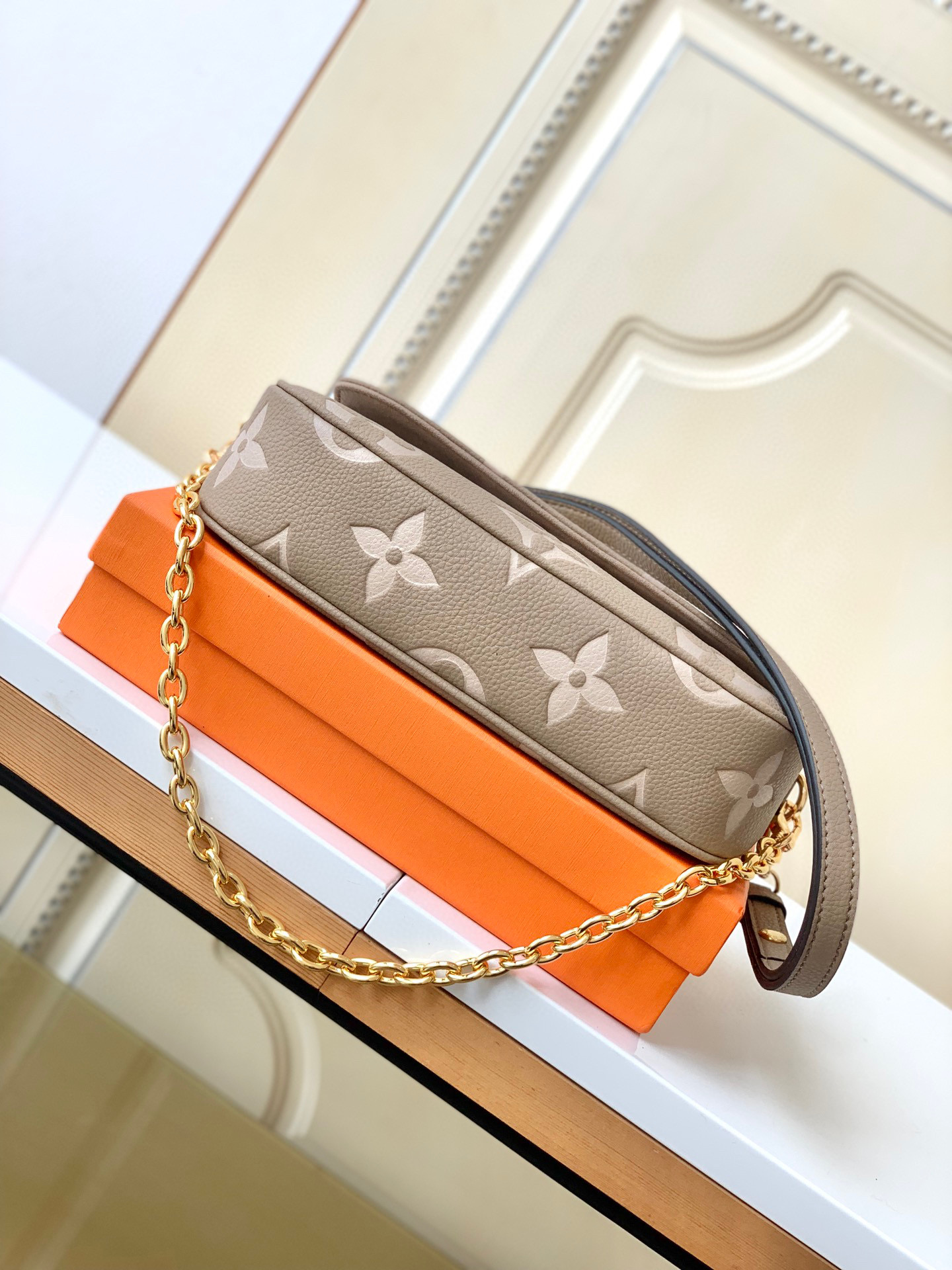 l0*is V*t0n wallet on chain ivy-23.5 x 12.0 x 4.3 cm