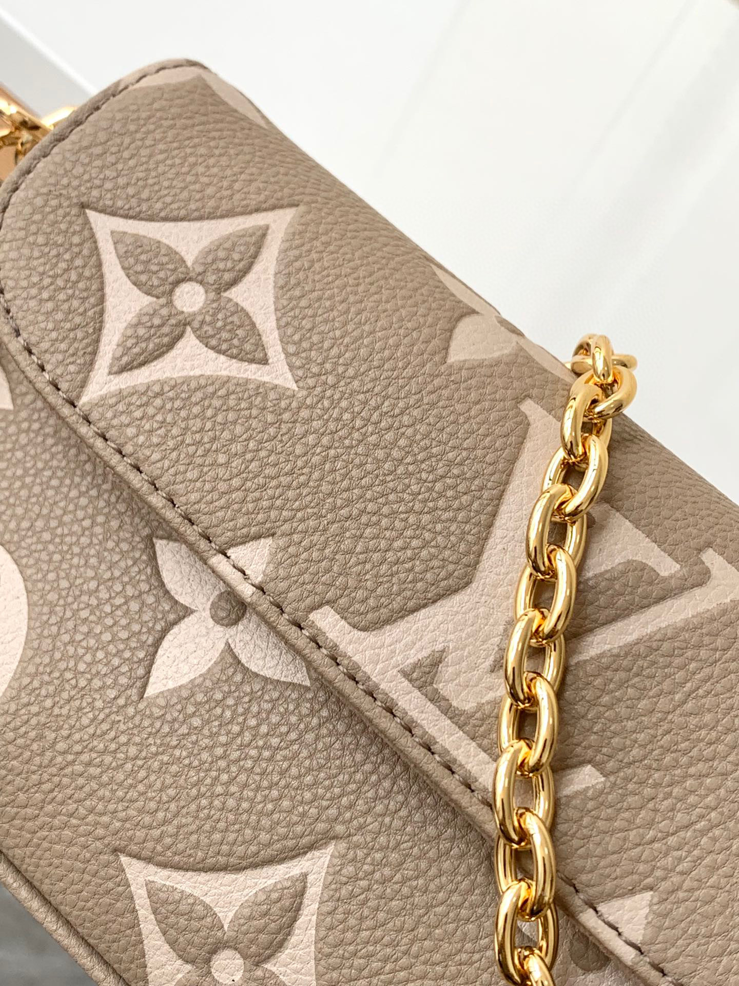 l0*is V*t0n wallet on chain ivy-23.5 x 12.0 x 4.3 cm