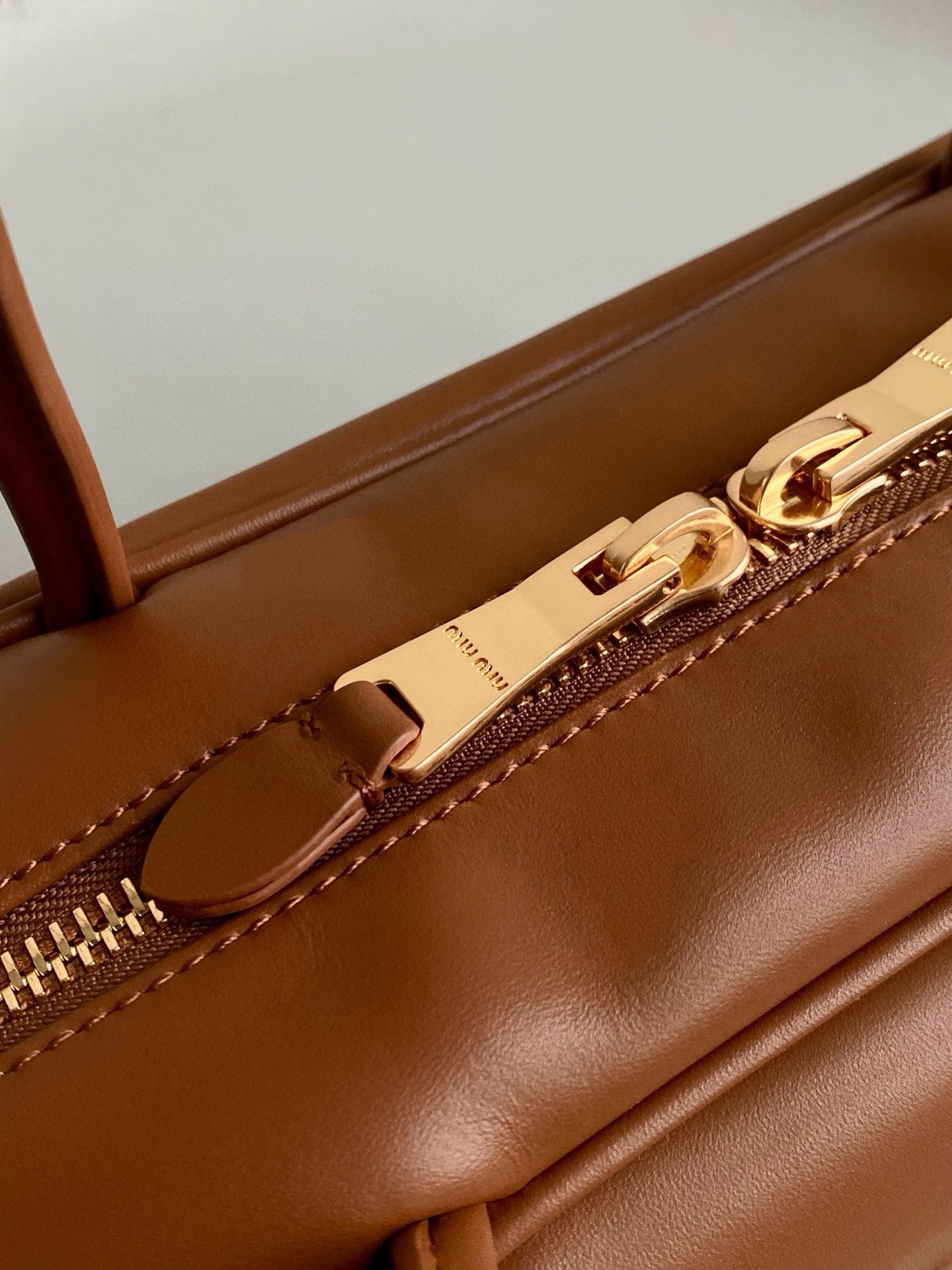 M*um*u leather top handbag-34x23x12cm