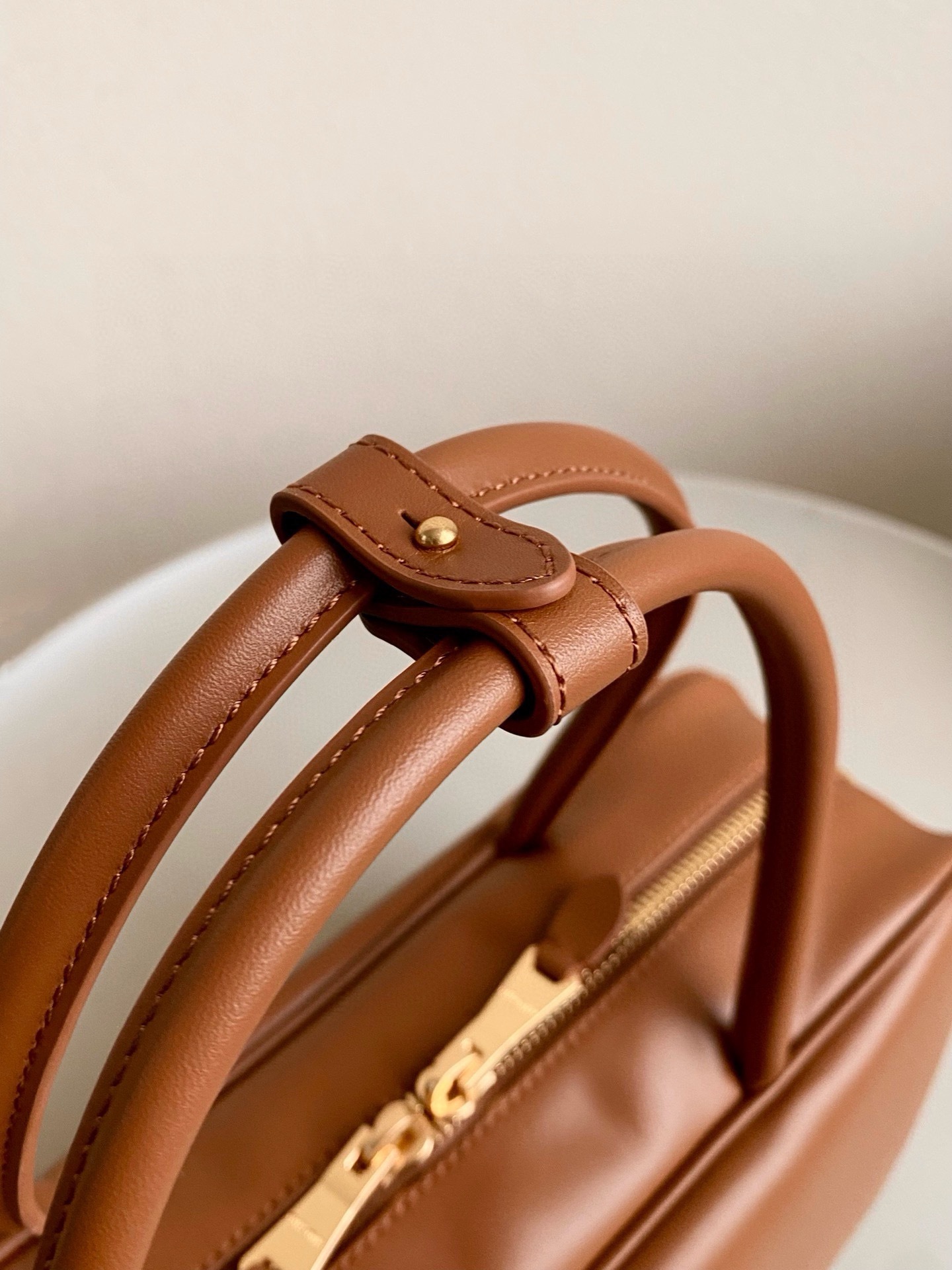M*um*u leather top handbag-34x23x12cm