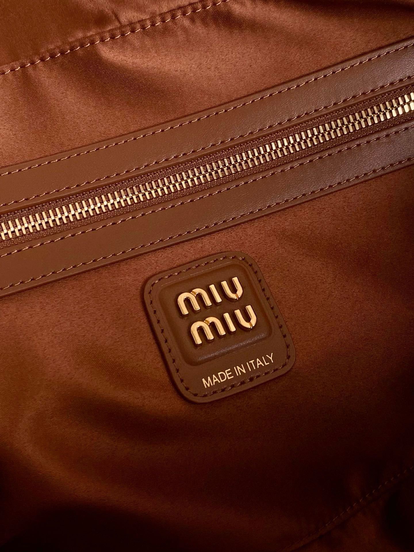 M*um*u leather top handbag-34x23x12cm