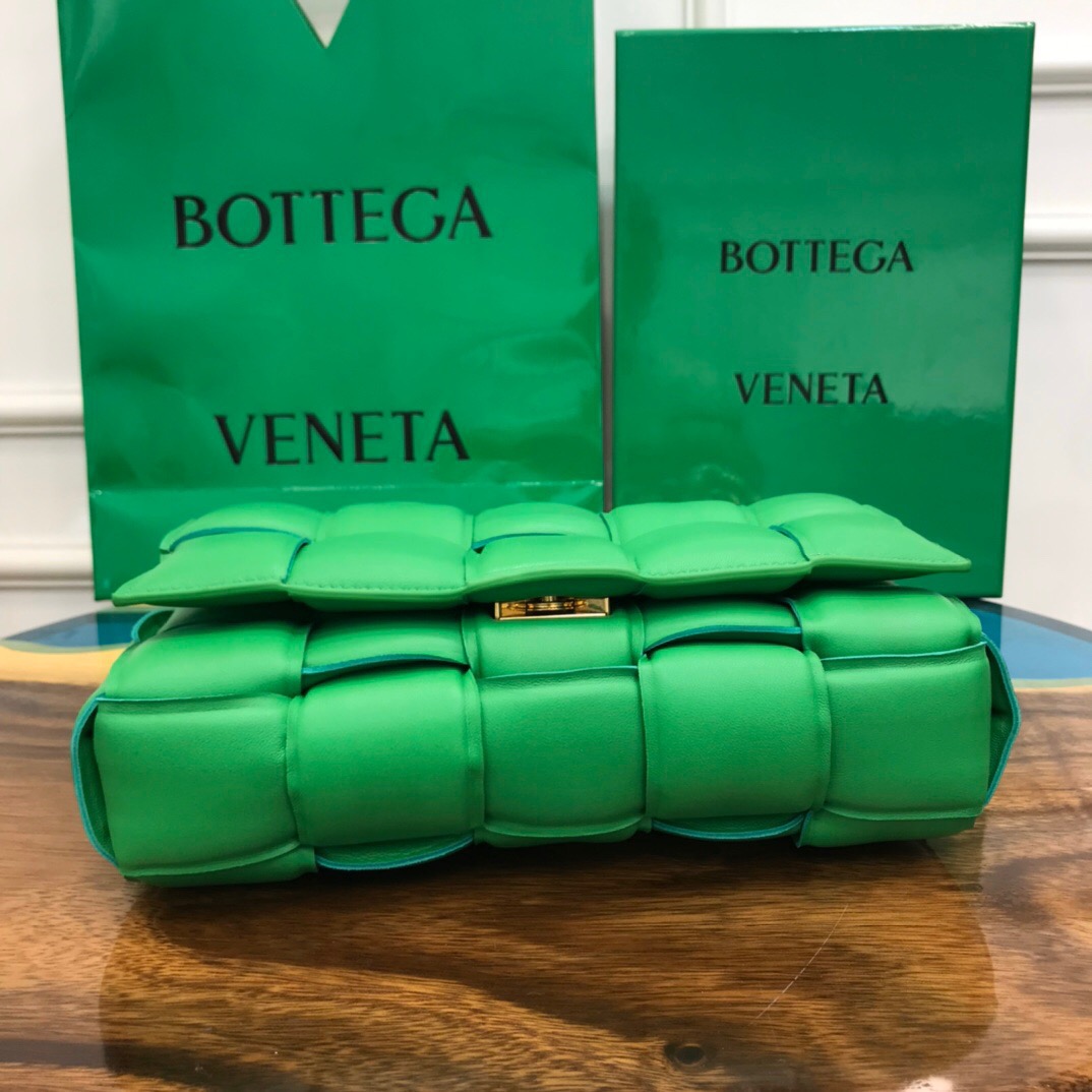 b0tt*ga Ven*ta padded cassette bag-26*18*8cm