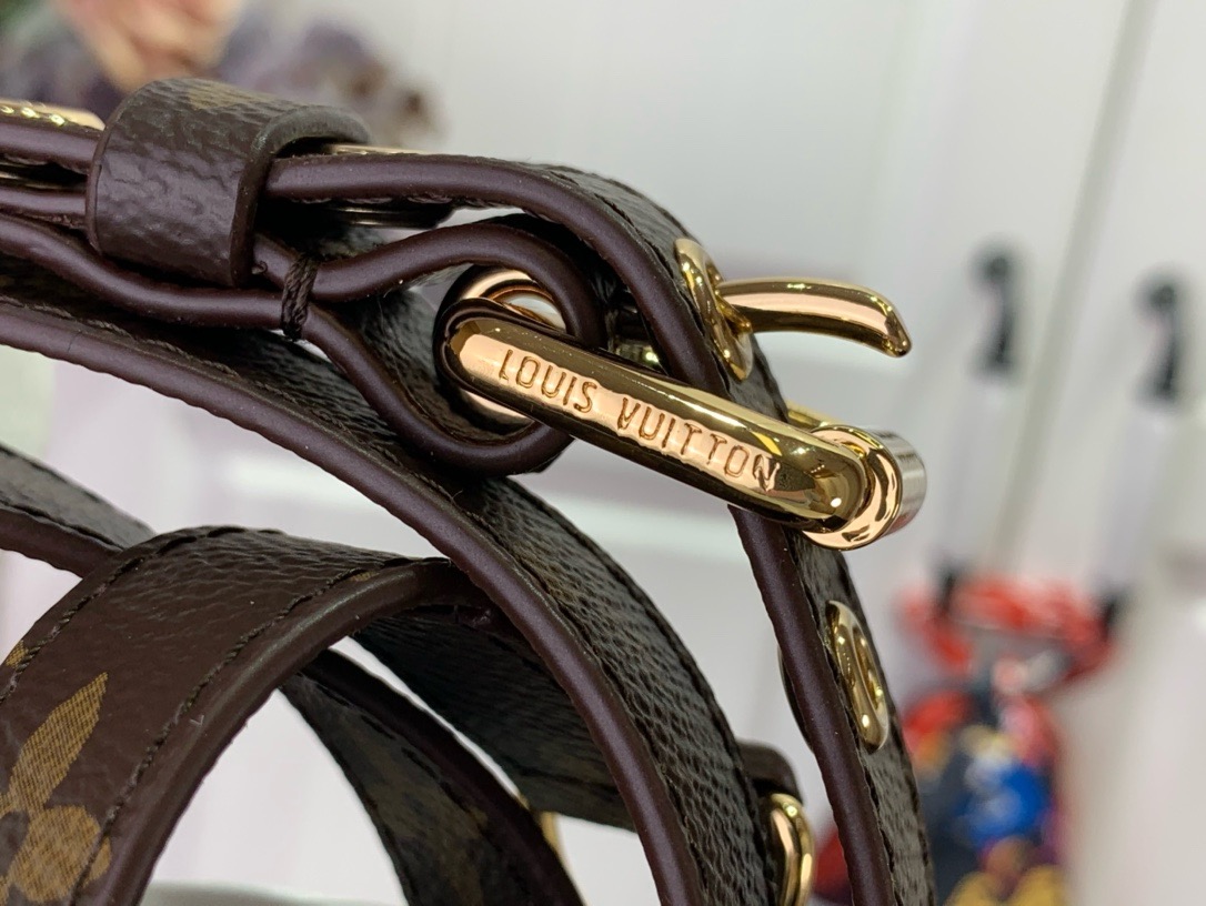 l0*is V*t0n straps