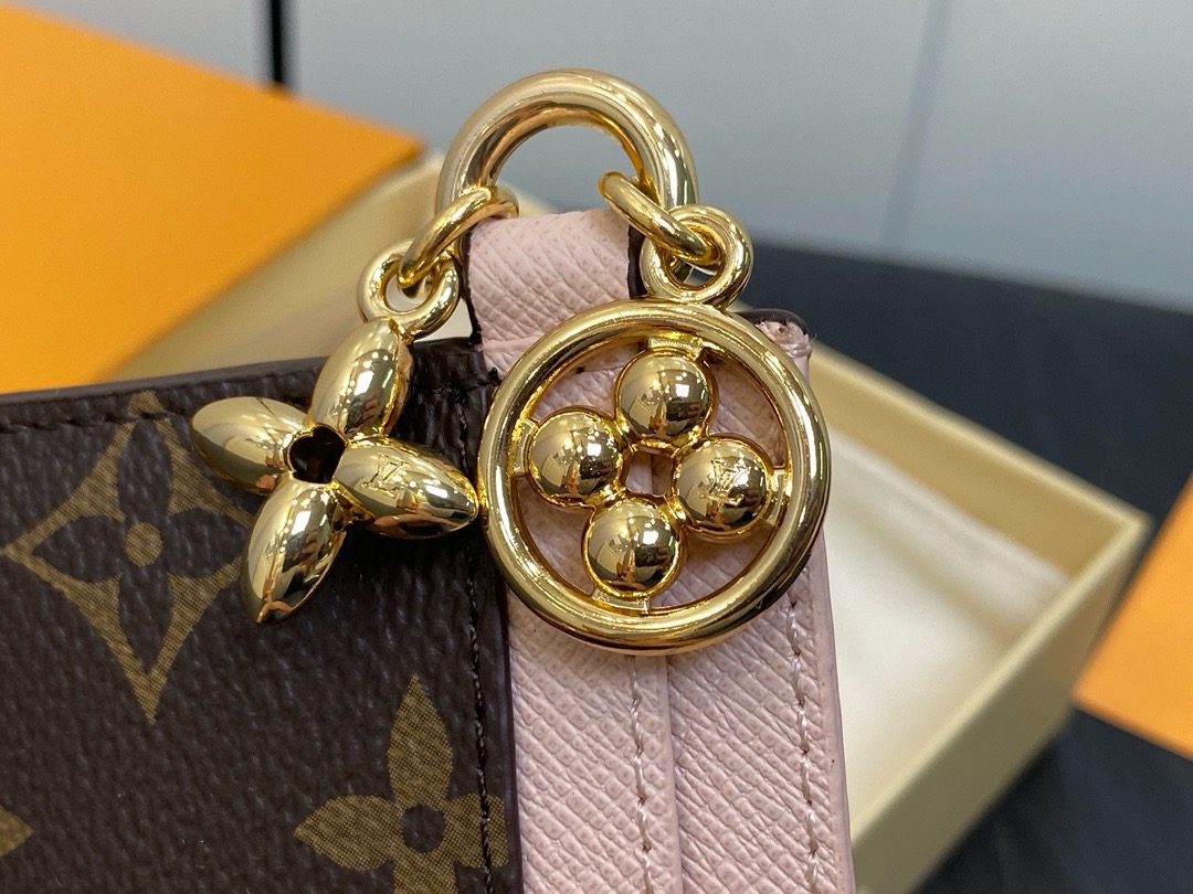 l0vis Vvtt0n charms wallet-10.2*7.3*0.3cm