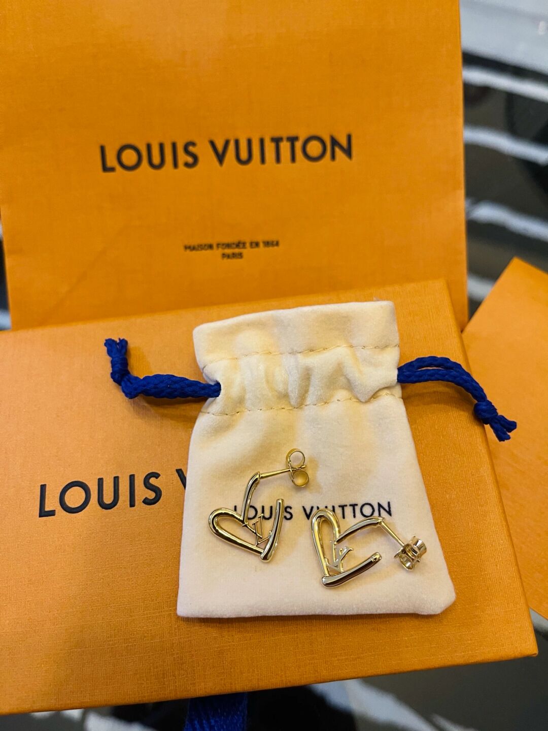 l0*is V*t0n earring