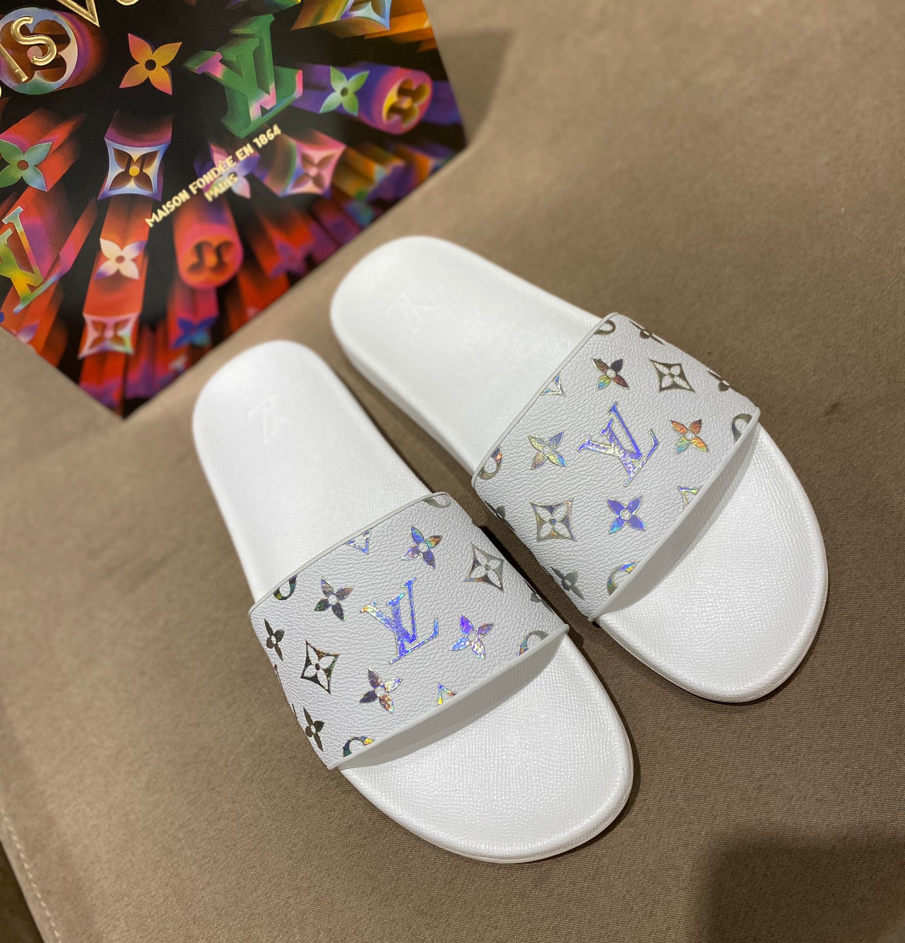l0*is V*t0n slippers