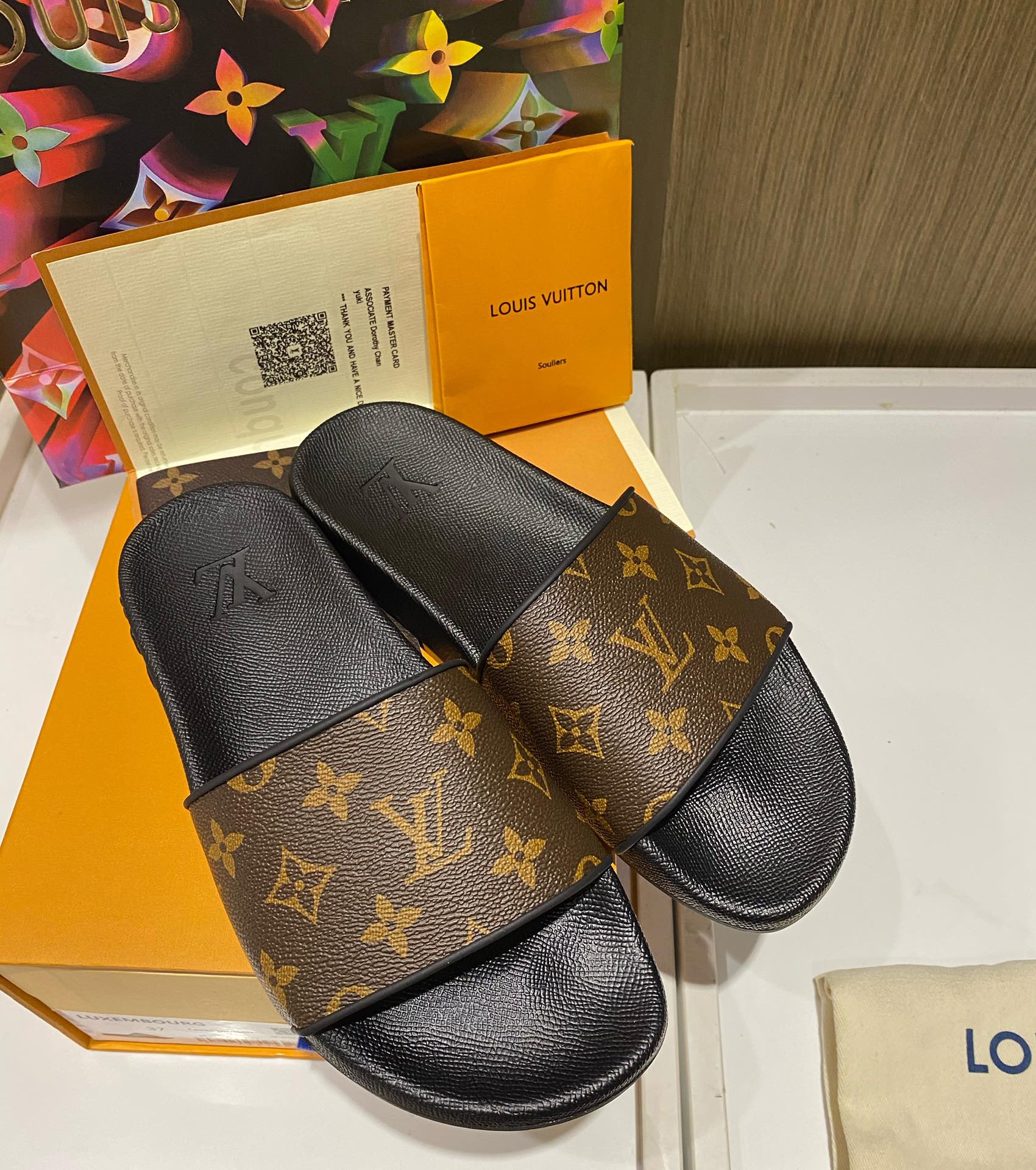 l0*is V*t0n slippers